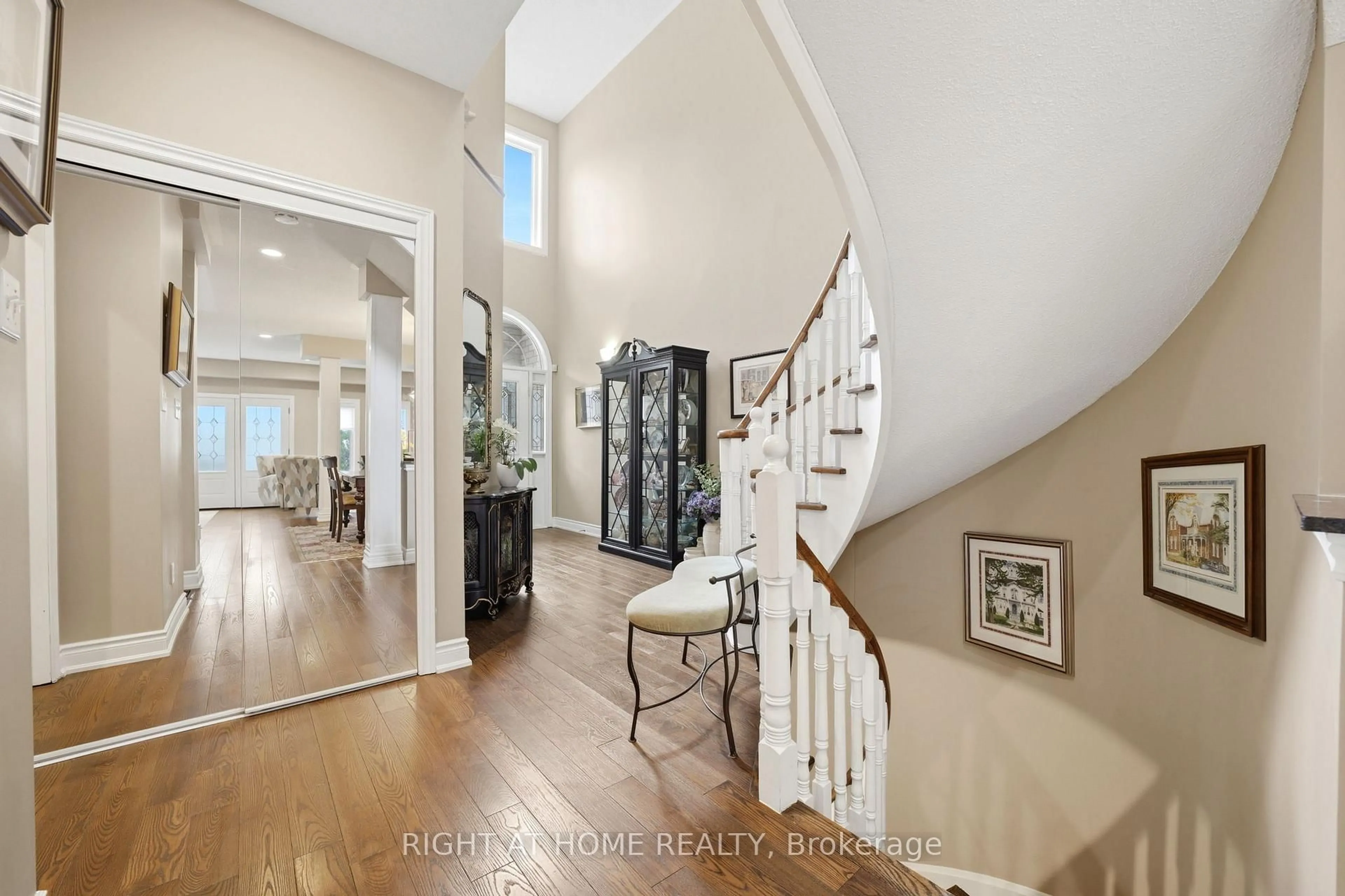 Indoor entryway for 2121 Pinevalley Cres, Oakville Ontario L6H 6L7