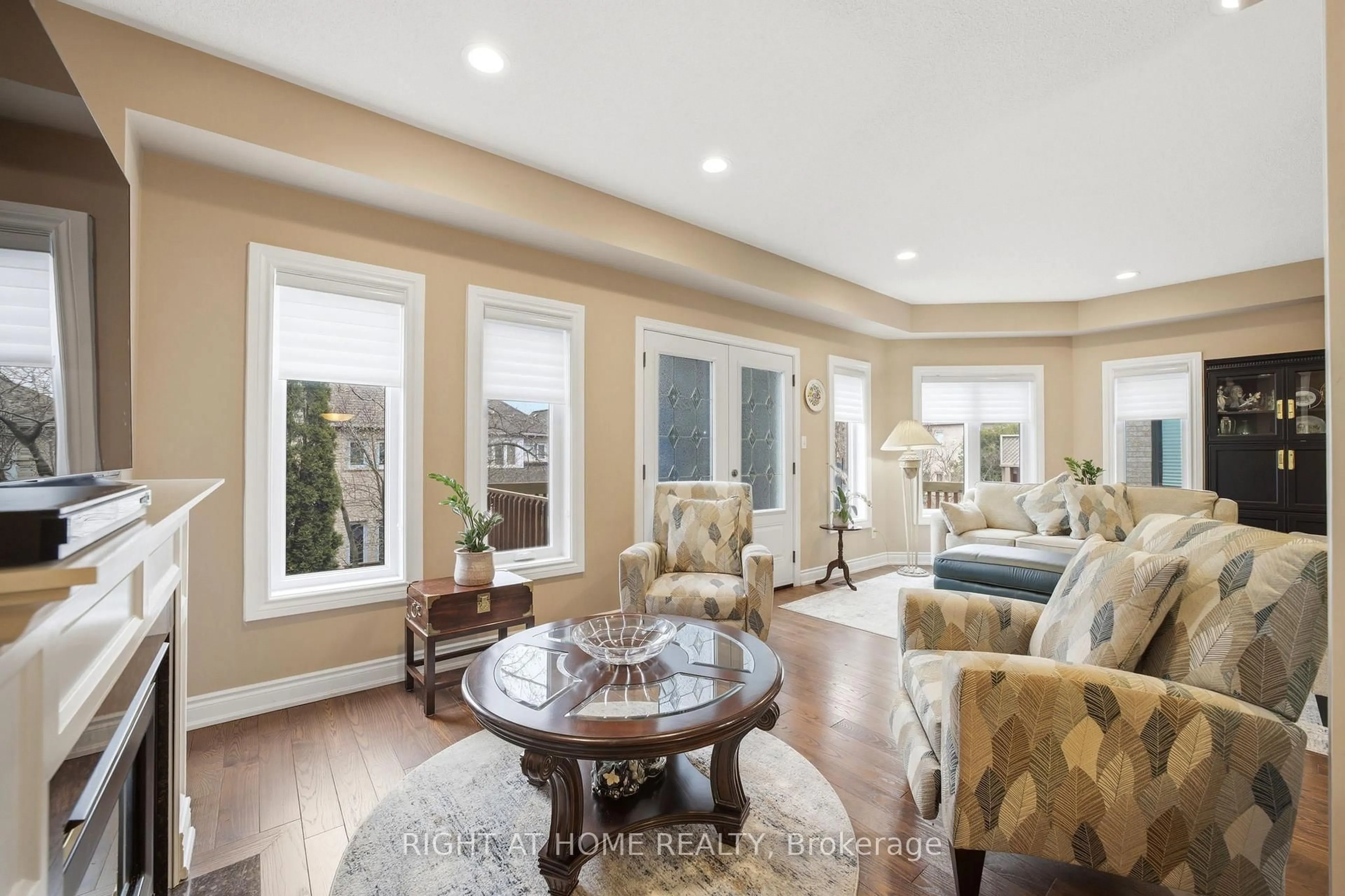 Living room with furniture, unknown for 2121 Pinevalley Cres, Oakville Ontario L6H 6L7