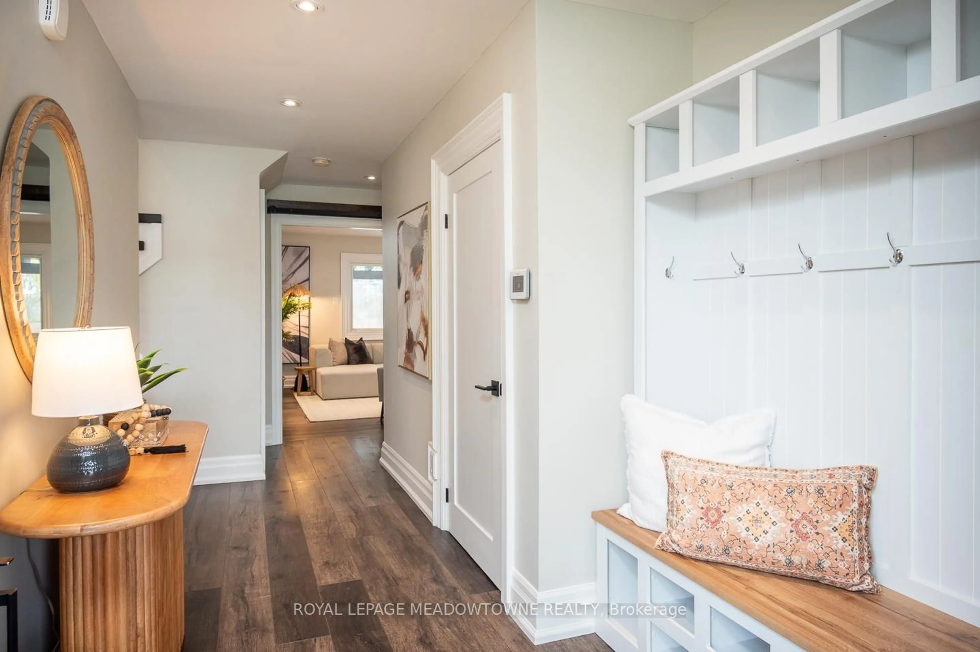 Indoor entryway for 566 Moorelands Cres, Milton Ontario L9T 4B5