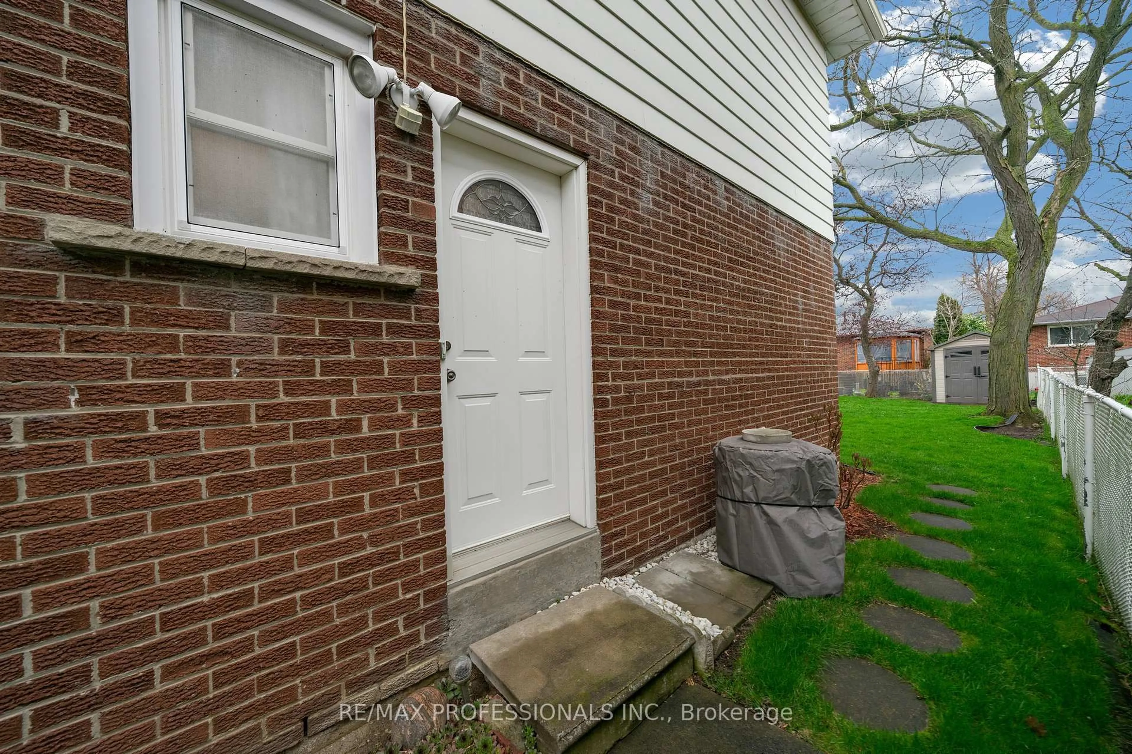 Home with brick exterior material, street for 1877 Silverberry Cres, Mississauga Ontario L5J 1C8