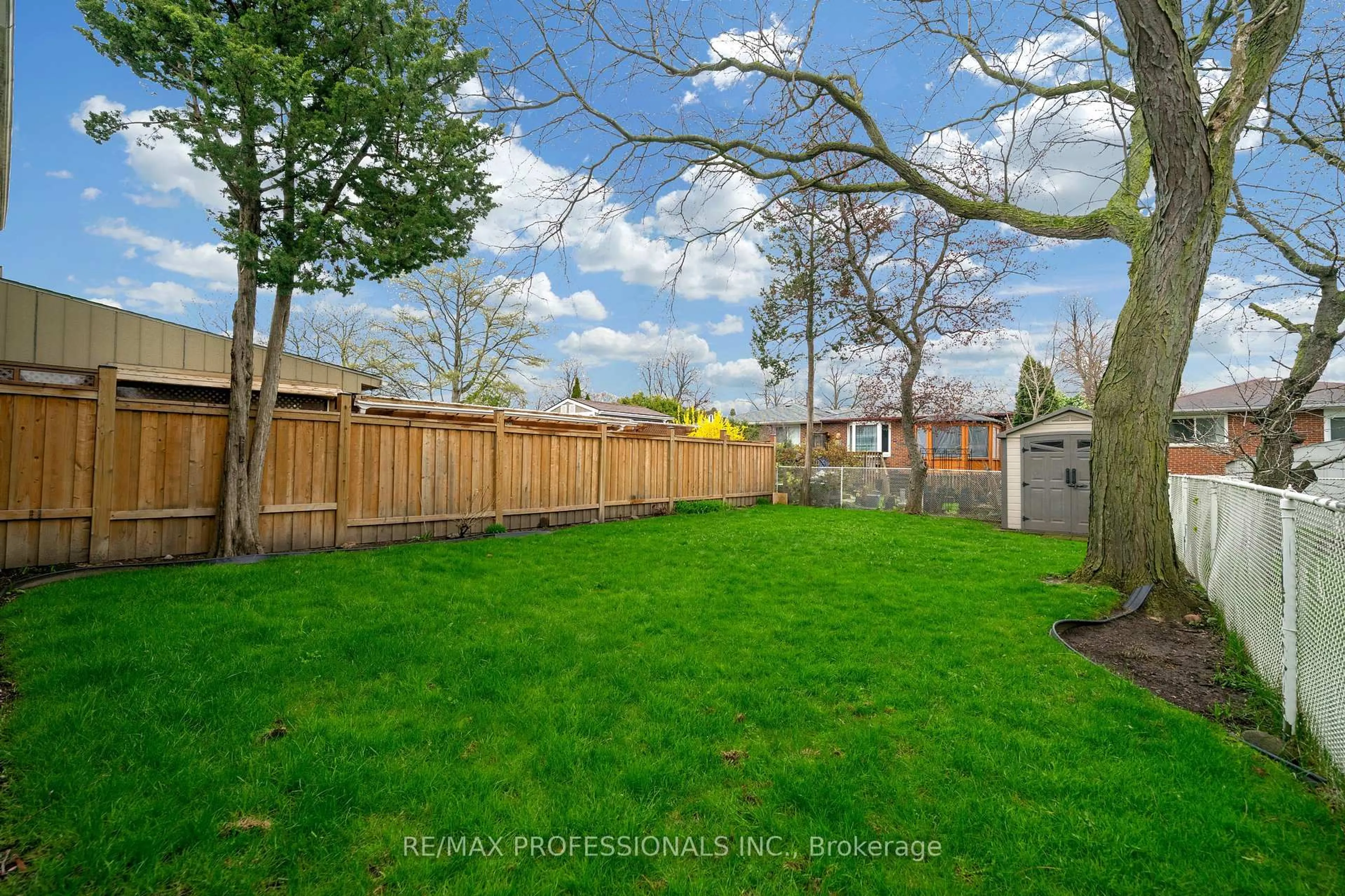 A pic from outside/outdoor area/front of a property/back of a property/a pic from drone, forest/trees view for 1877 Silverberry Cres, Mississauga Ontario L5J 1C8