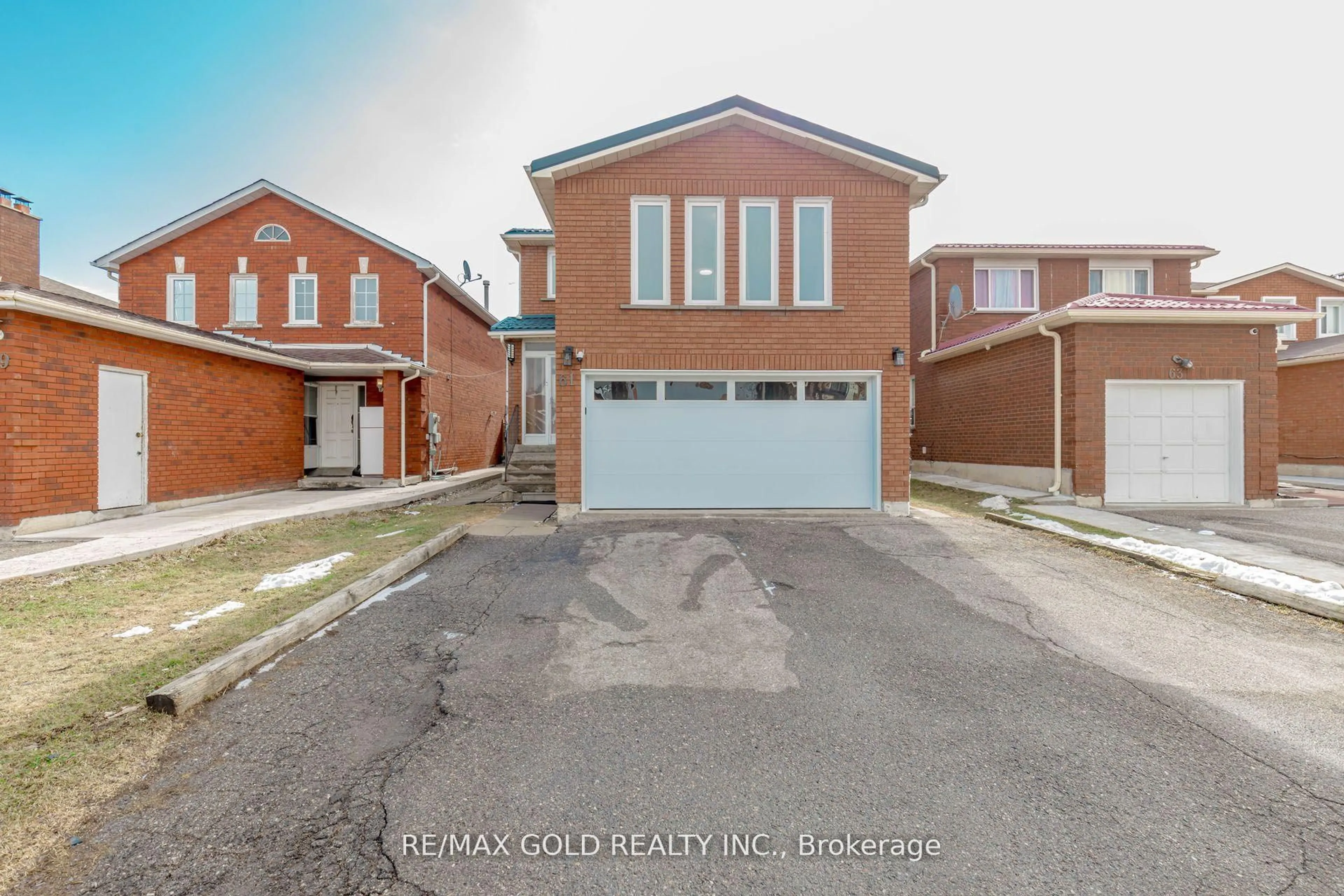 A pic from outside/outdoor area/front of a property/back of a property/a pic from drone, street for 61 Kingknoll Dr, Brampton Ontario L6Y 3G6