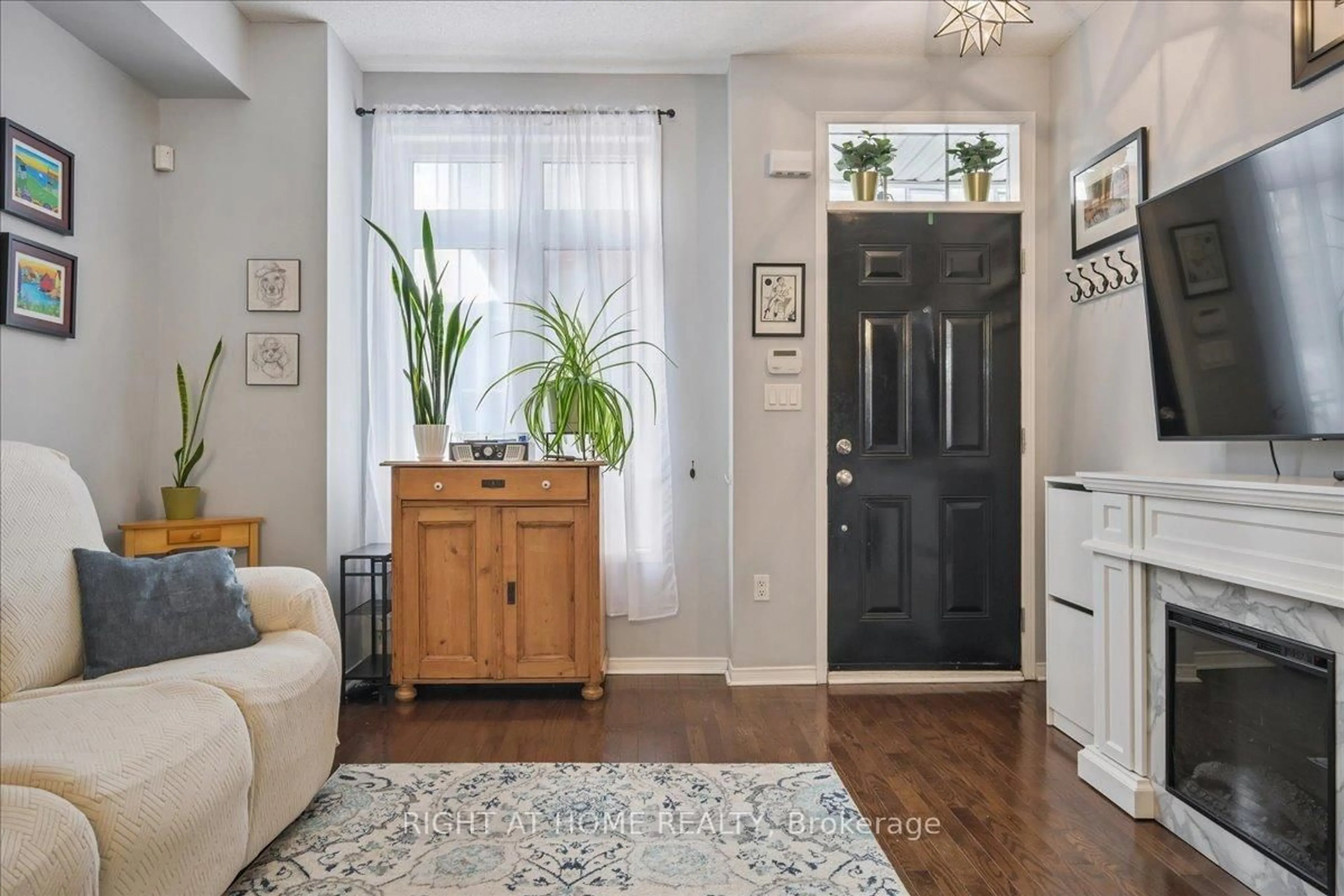 Indoor entryway for 101 The Queensway #TH 2, Toronto Ontario M8Z 0H1