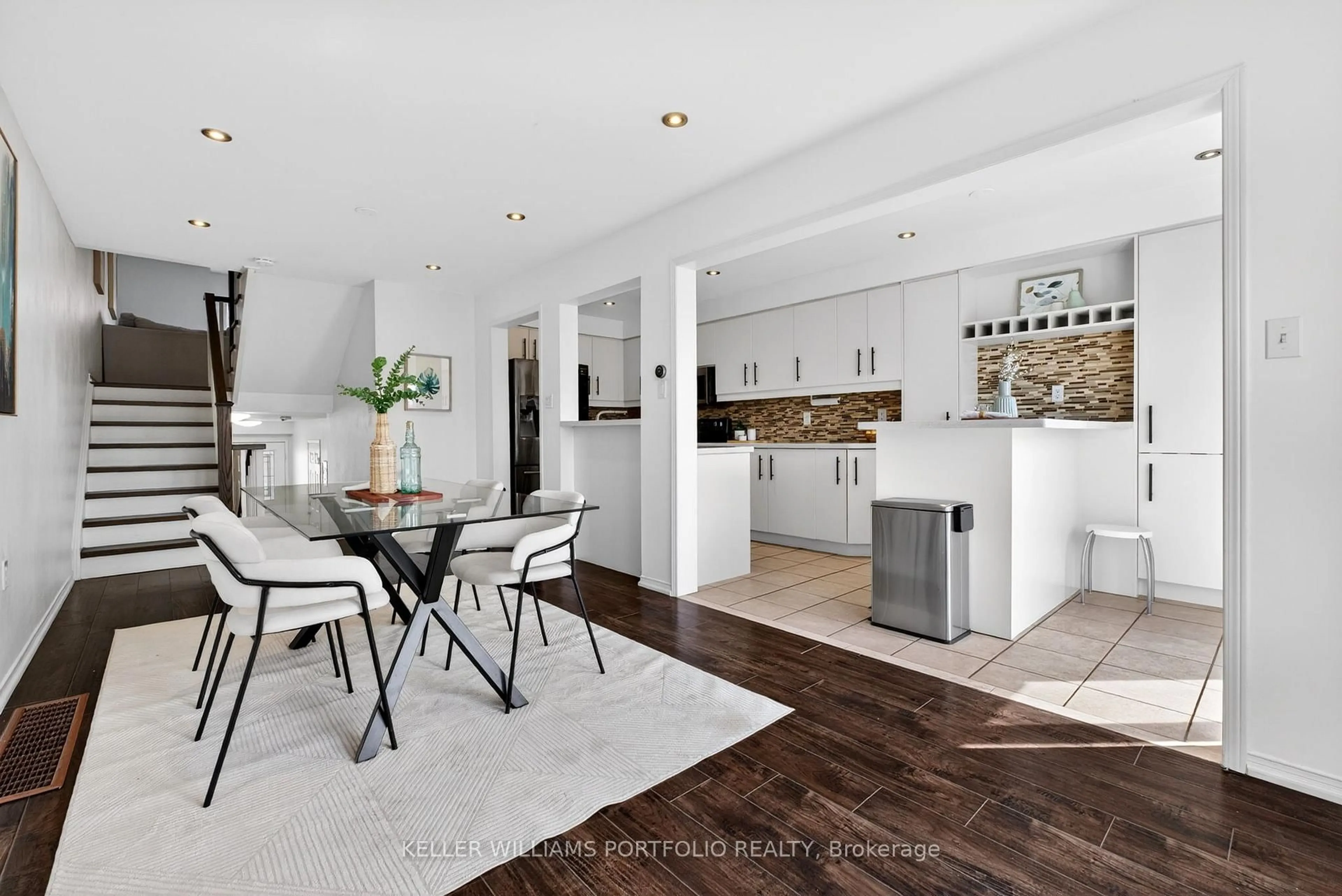 Open concept kitchen, unknown for 1575 South Parade Crt #25, Mississauga Ontario L5M 6E9