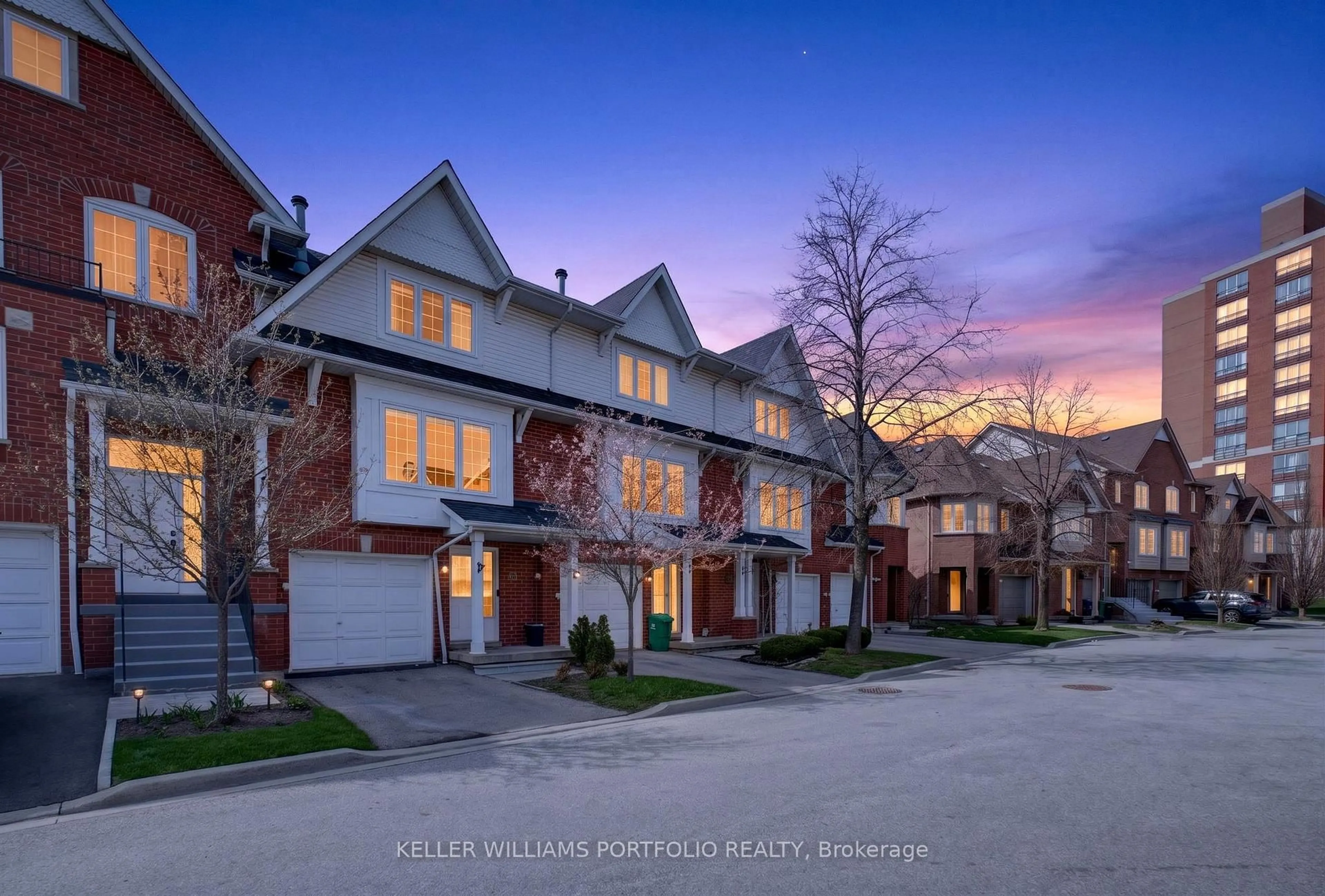 Home with brick exterior material, street for 1575 South Parade Crt #25, Mississauga Ontario L5M 6E9