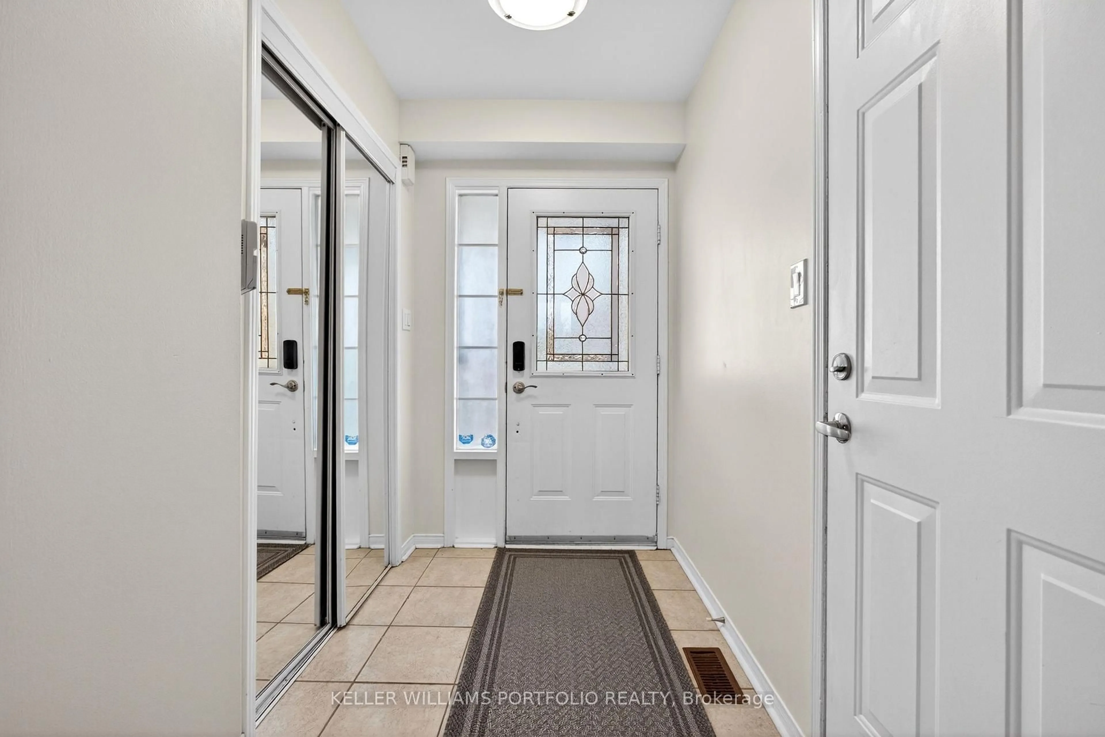 Indoor entryway for 1575 South Parade Crt #25, Mississauga Ontario L5M 6E9