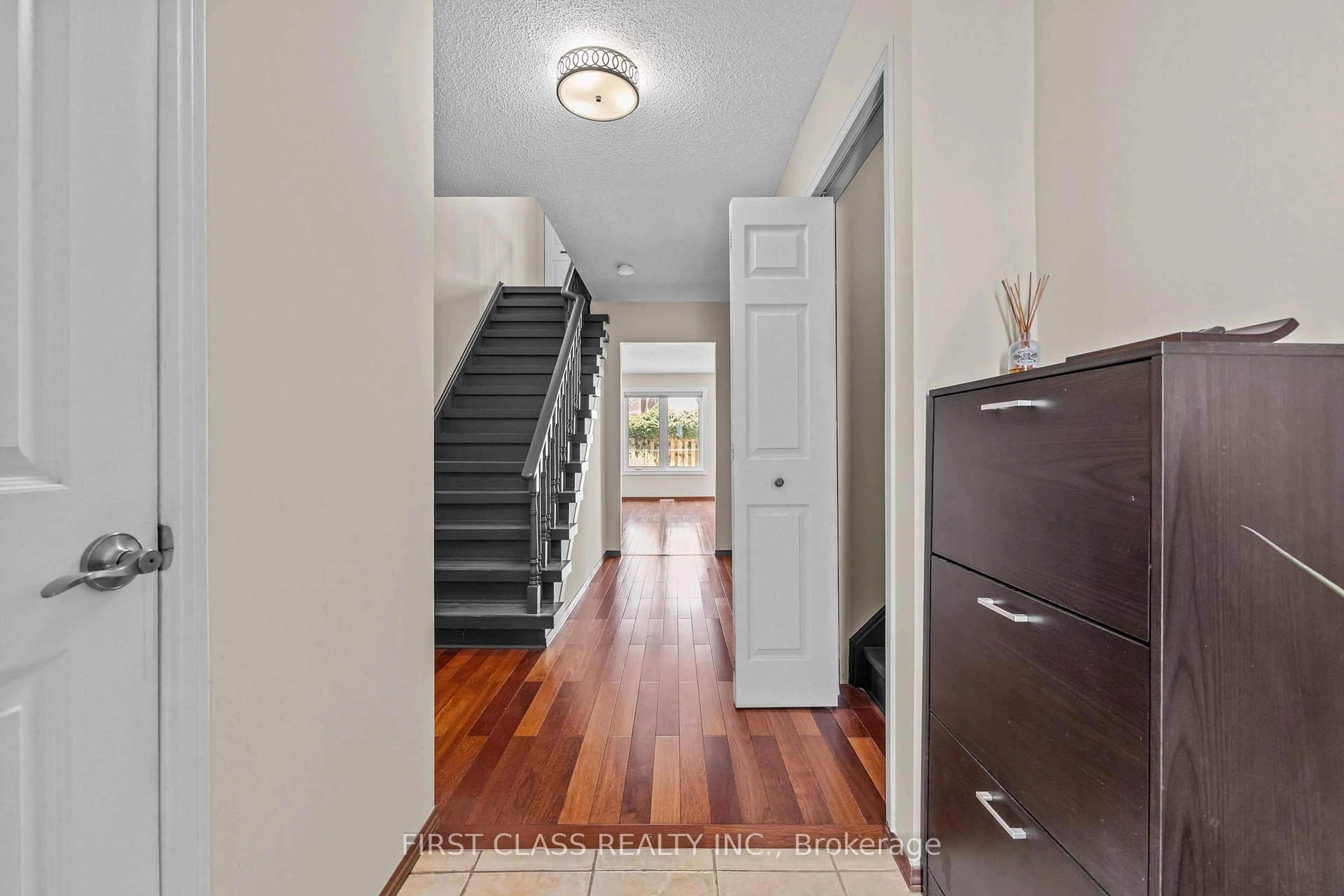 Indoor entryway for 4213 Beacon Lane, Mississauga Ontario L5C 3V8