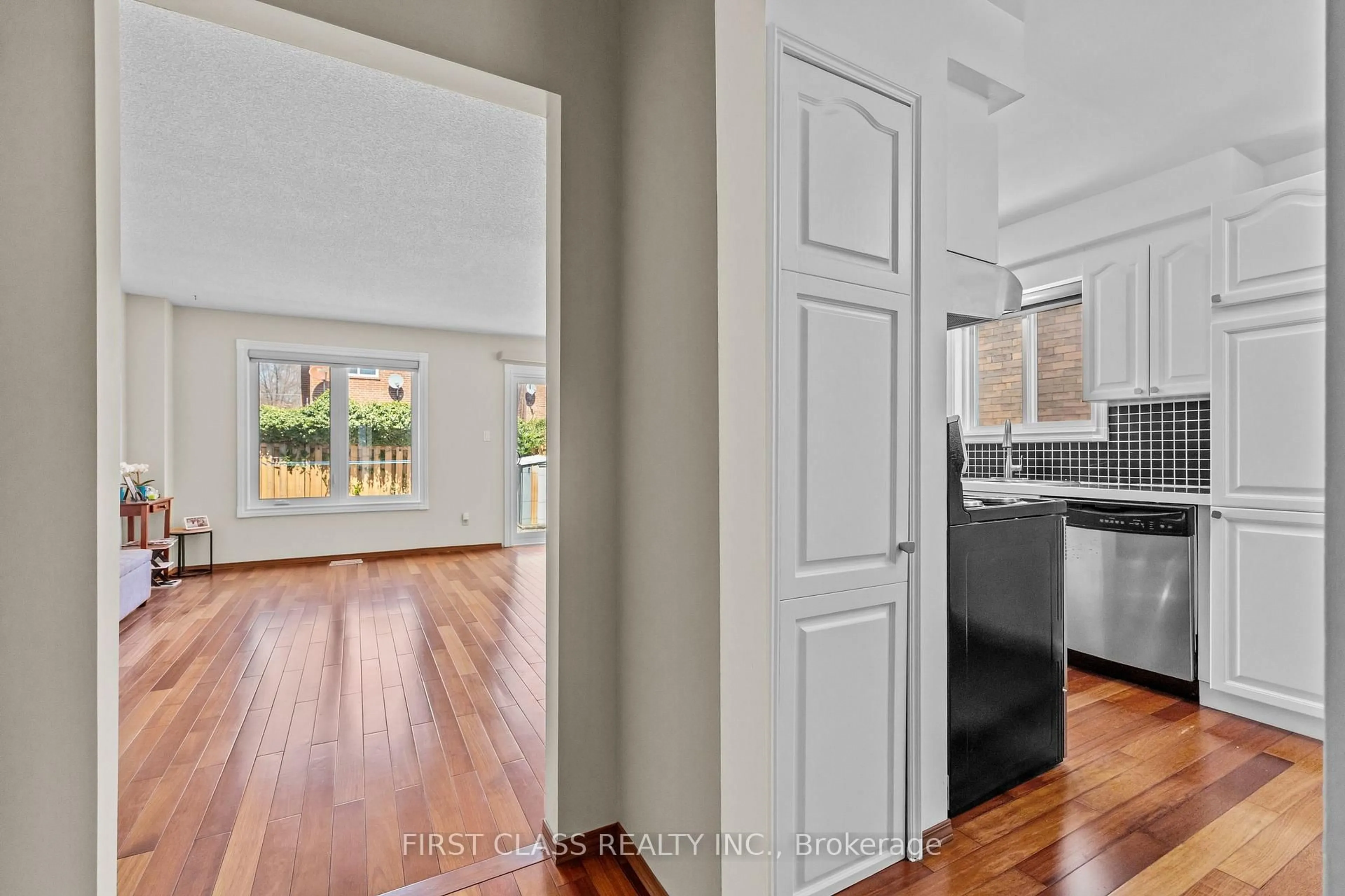 Indoor entryway for 4213 Beacon Lane, Mississauga Ontario L5C 3V8