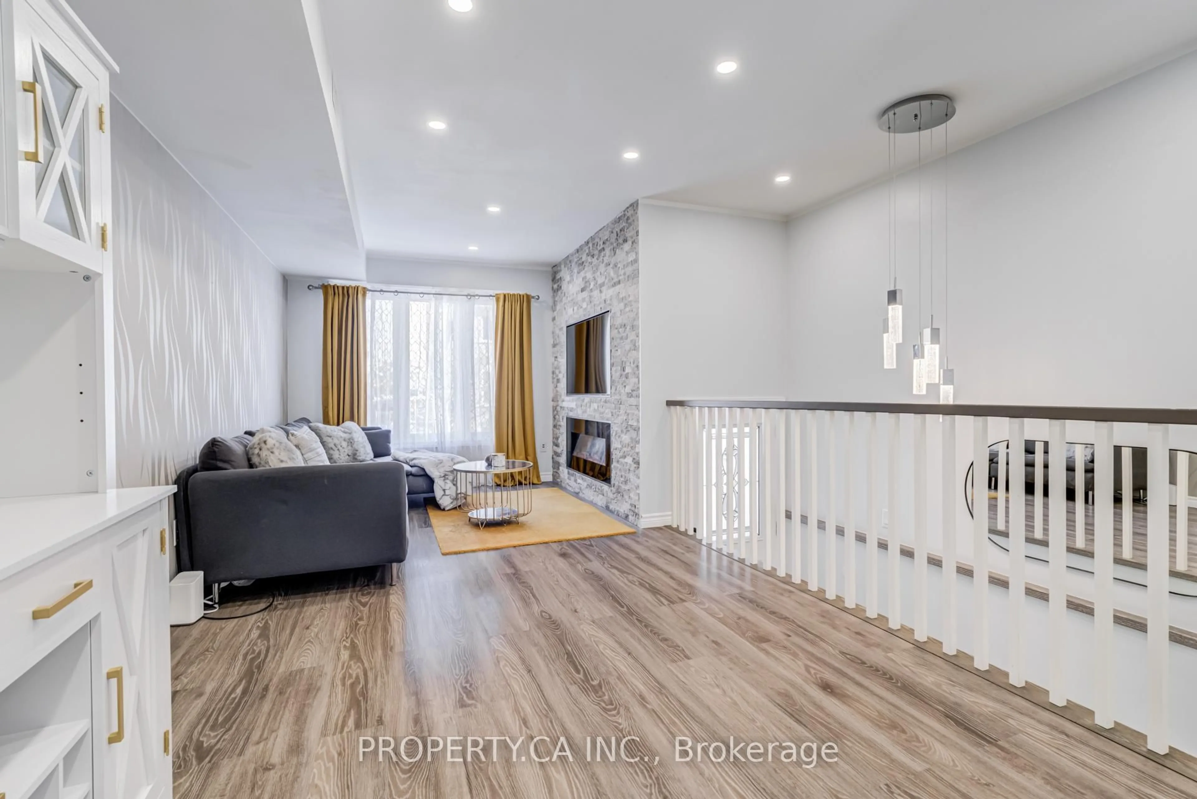 Living room with furniture, wood/laminate floor for 1050 Bristol Rd #45, Mississauga Ontario L5V 2E8