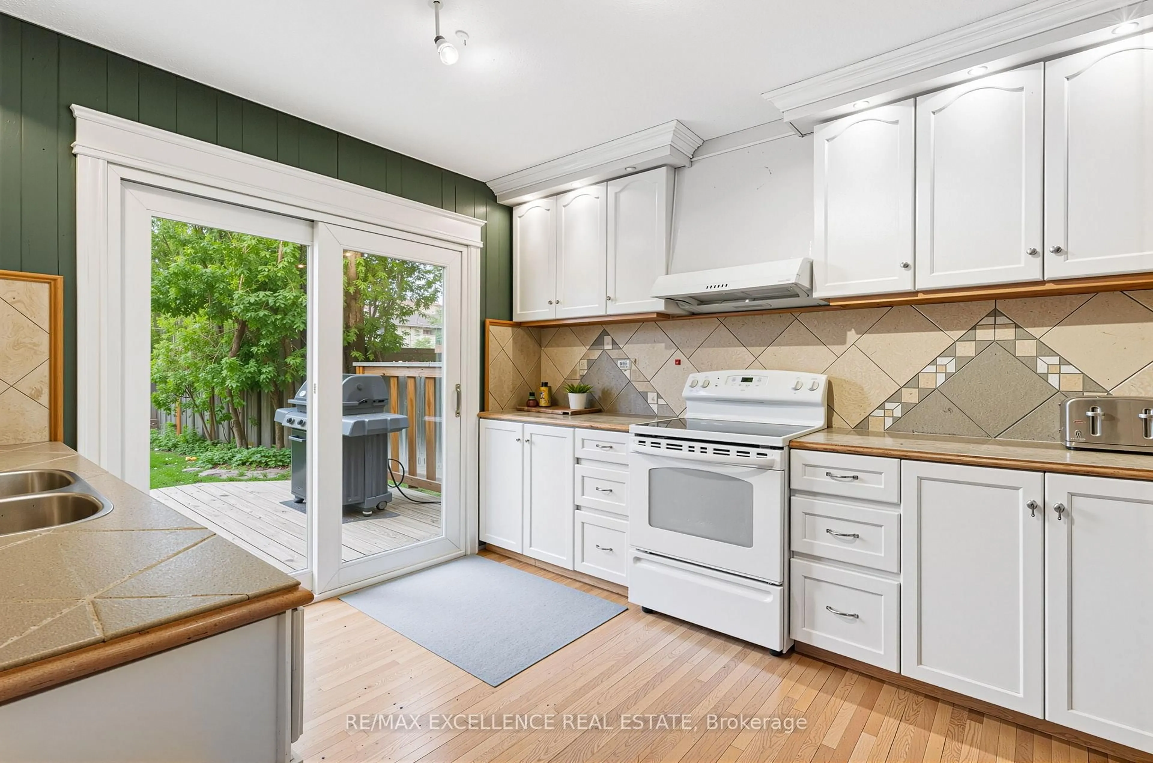 Open concept kitchen, ceramic/tile floor for 46 Bartley Bull Pkwy, Brampton Ontario L6W 2J4