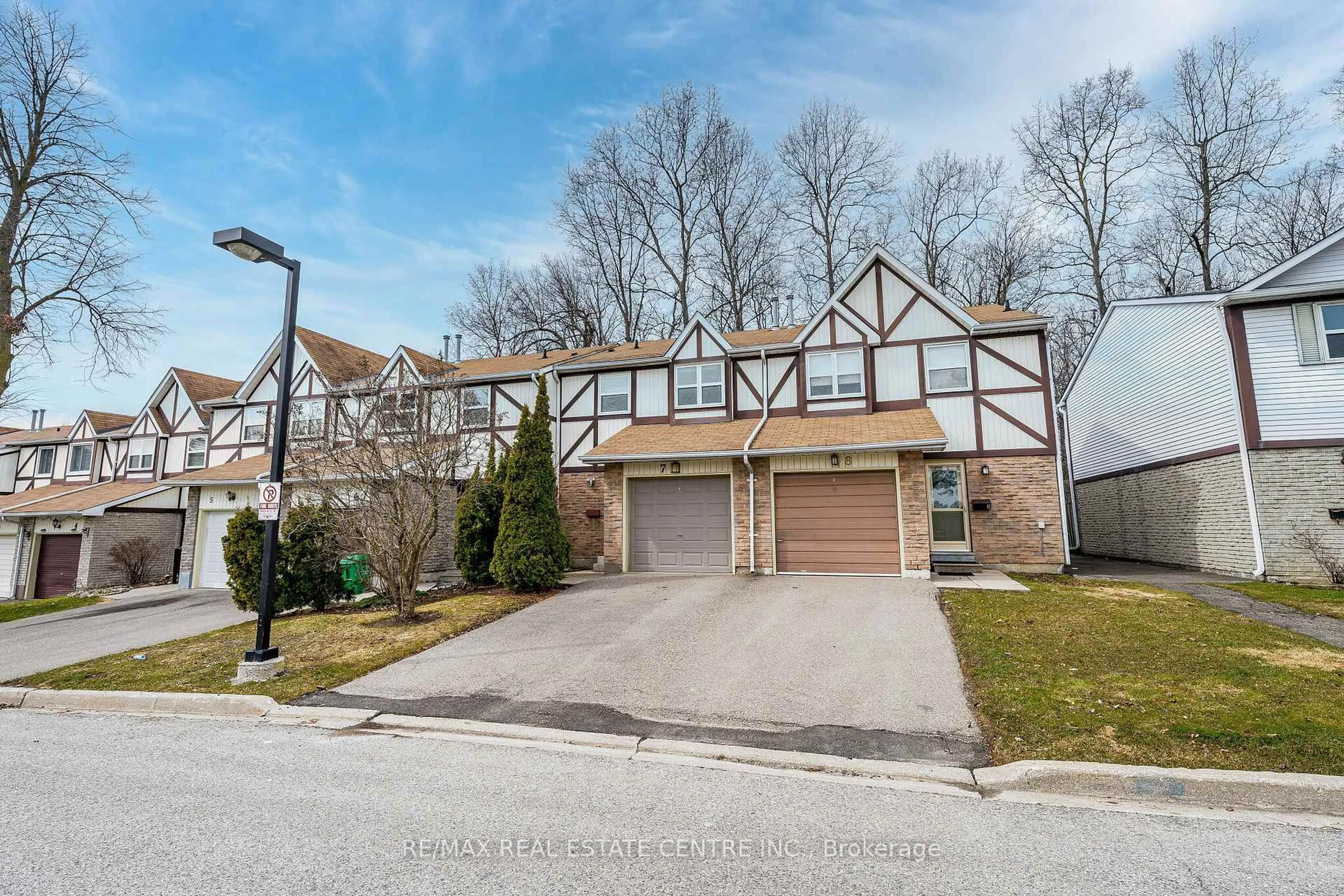 A pic from outside/outdoor area/front of a property/back of a property/a pic from drone, street for 7 Morley Cres, Brampton Ontario L6S 3K8