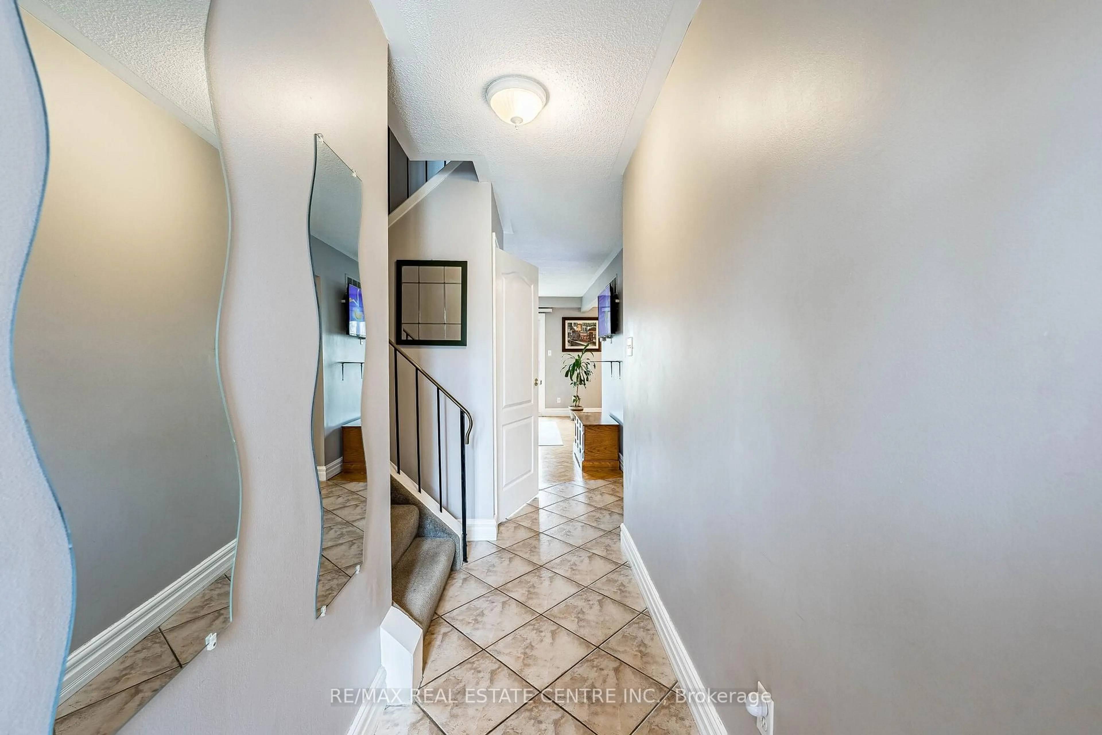 Indoor entryway for 7 Morley Cres, Brampton Ontario L6S 3K8
