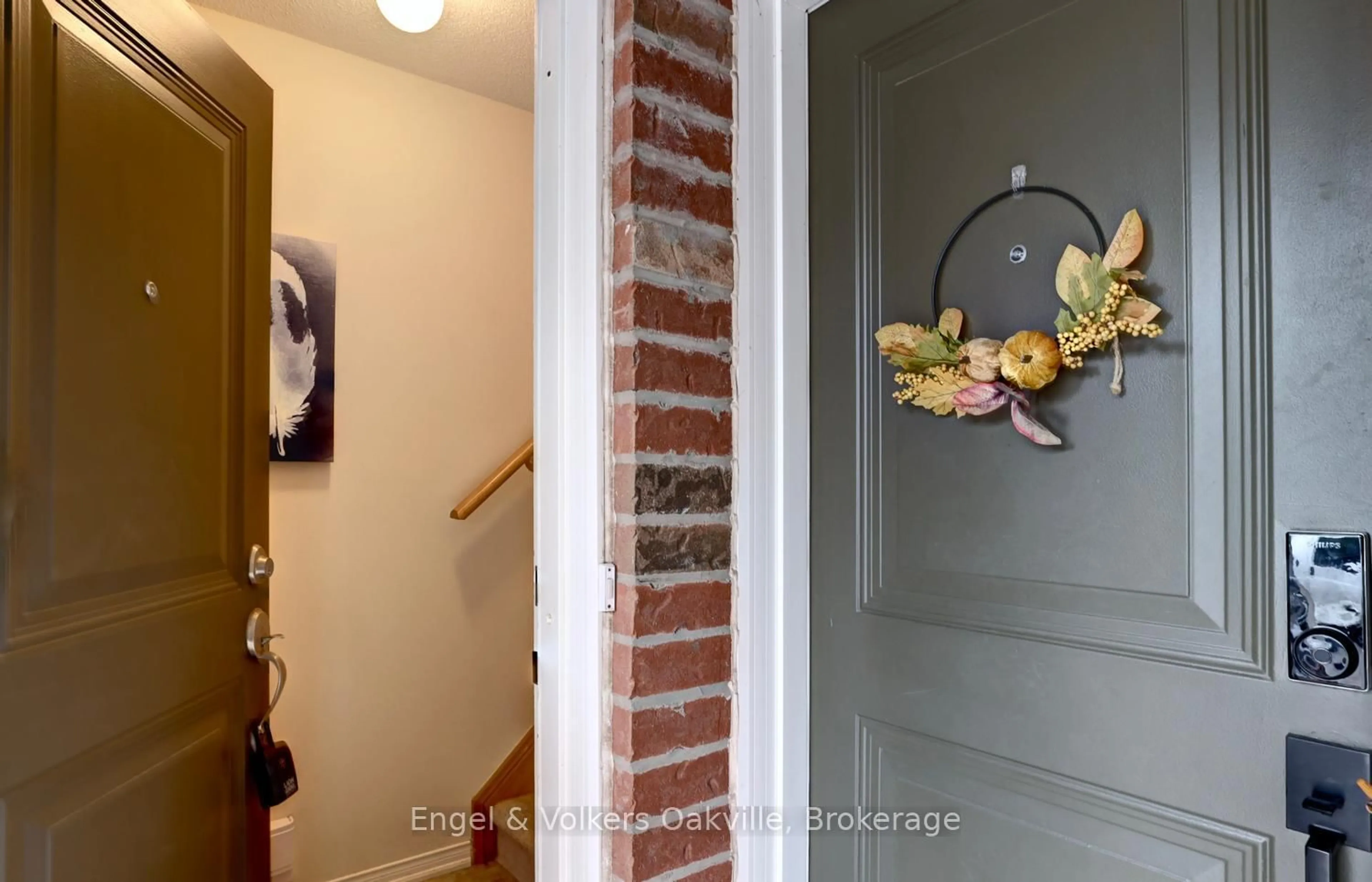 Indoor entryway for 19 Hays Blvd #15, Oakville Ontario L6H 0H8