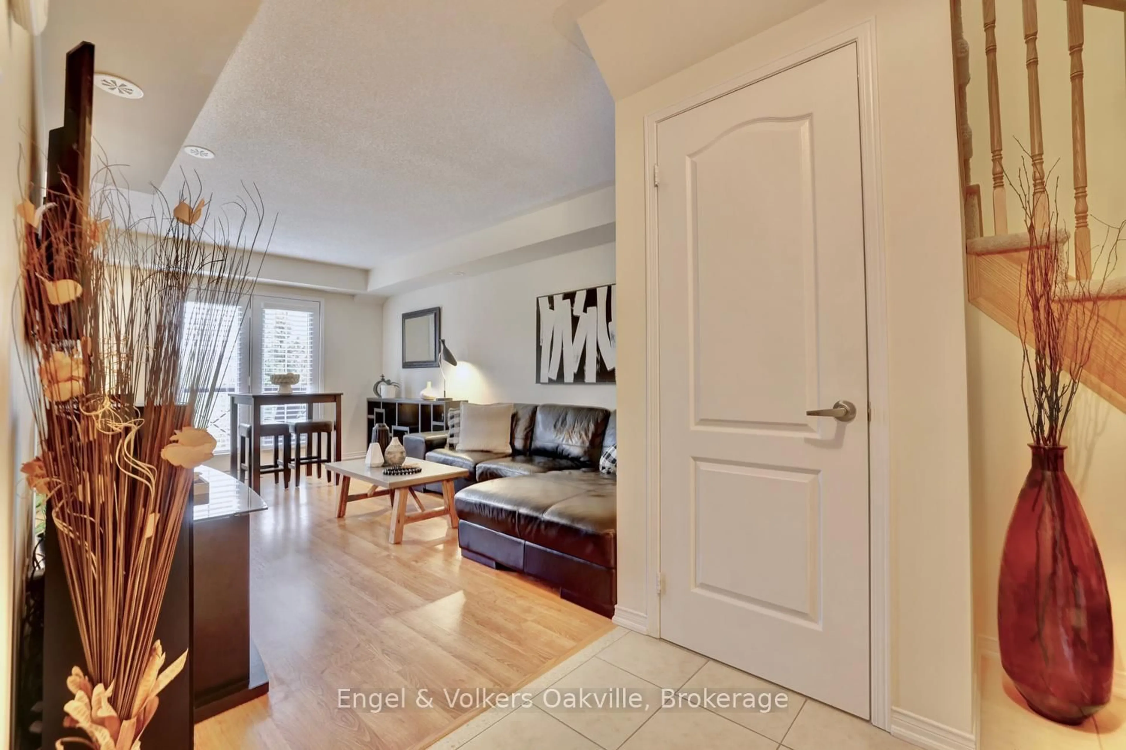 Indoor entryway for 19 Hays Blvd #15, Oakville Ontario L6H 0H8