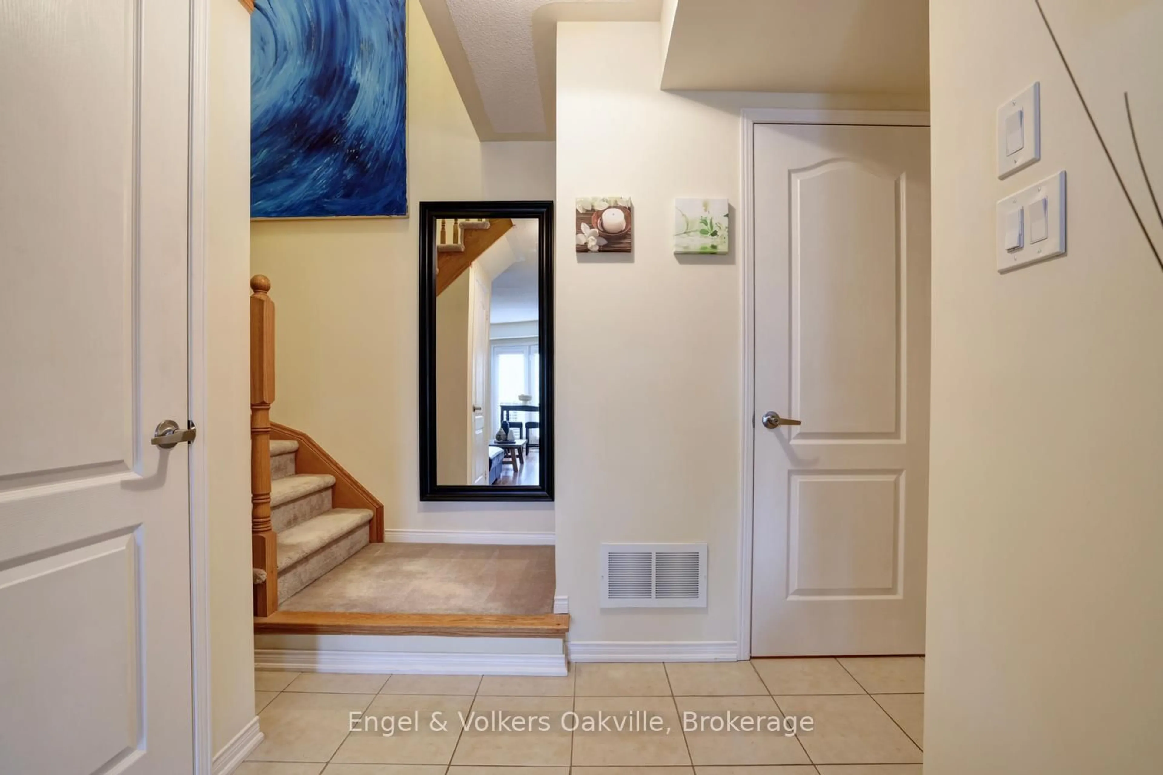 Indoor entryway for 19 Hays Blvd #15, Oakville Ontario L6H 0H8