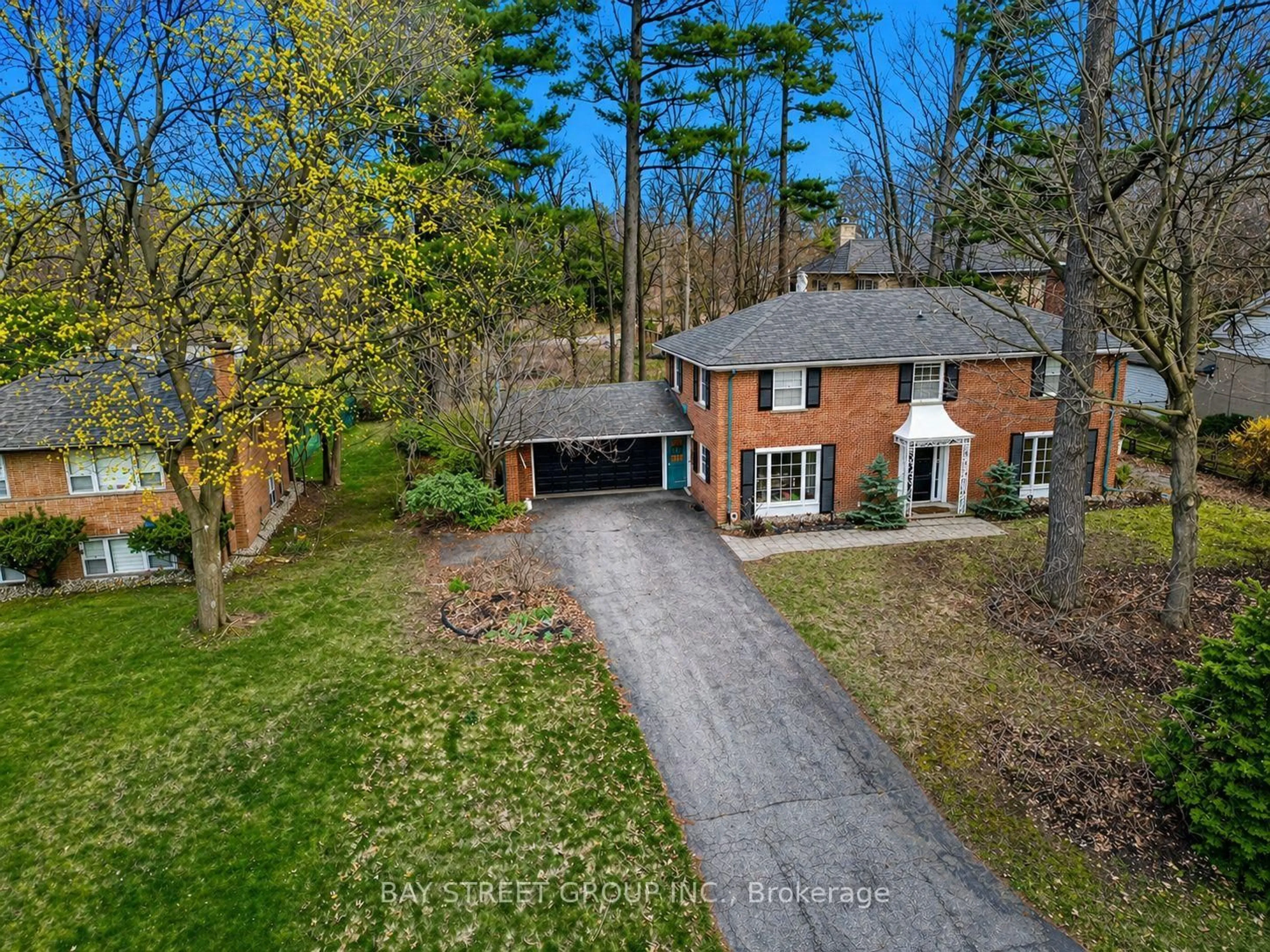 A pic from outside/outdoor area/front of a property/back of a property/a pic from drone, street for 178 Breezy Pines Dr, Mississauga Ontario L5B 1B4