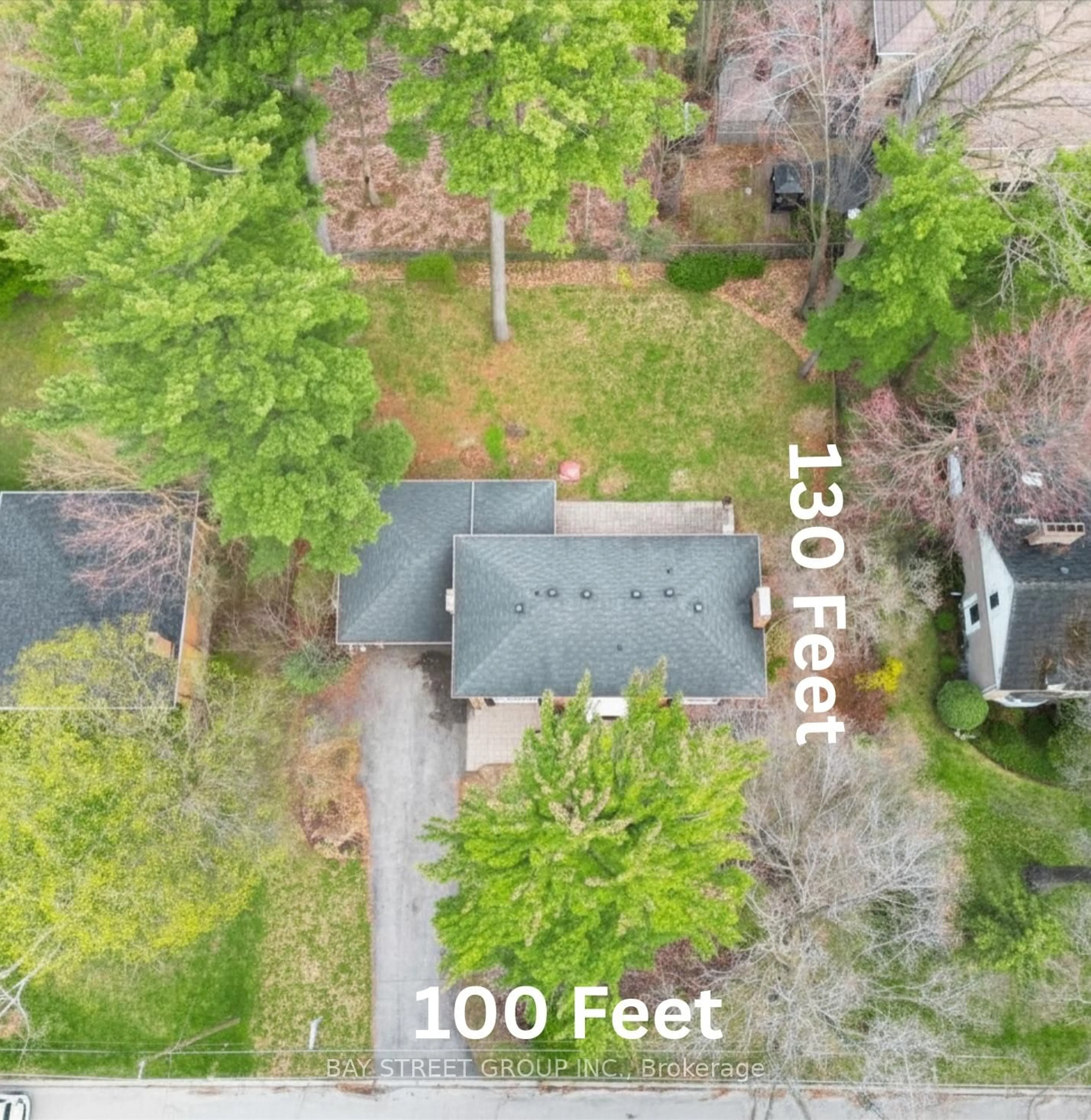 A pic from outside/outdoor area/front of a property/back of a property/a pic from drone, street for 178 Breezy Pines Dr, Mississauga Ontario L5B 1B4