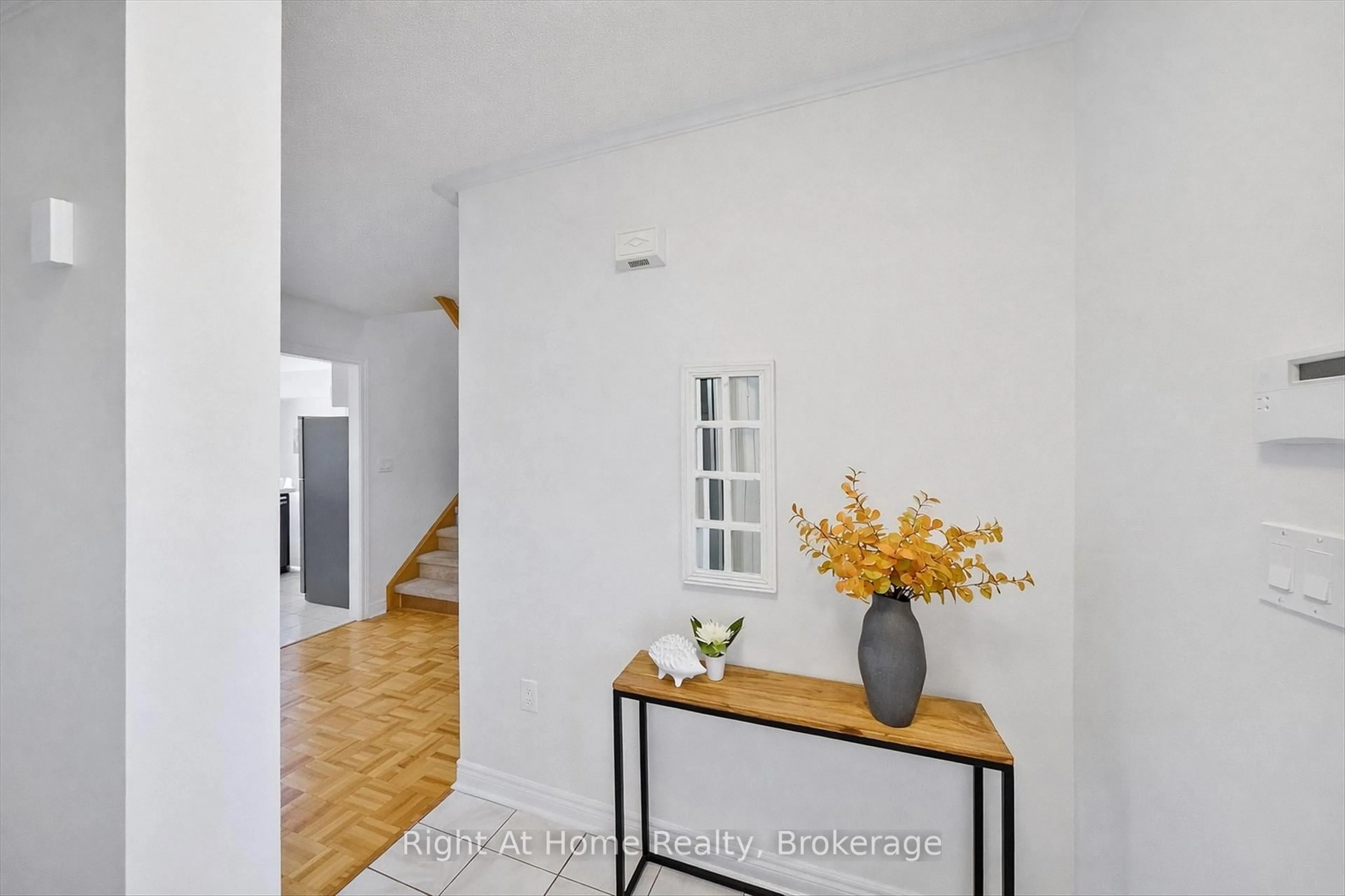 Indoor entryway for 2255 Hummingbird Way, Oakville Ontario L6M 3Z7