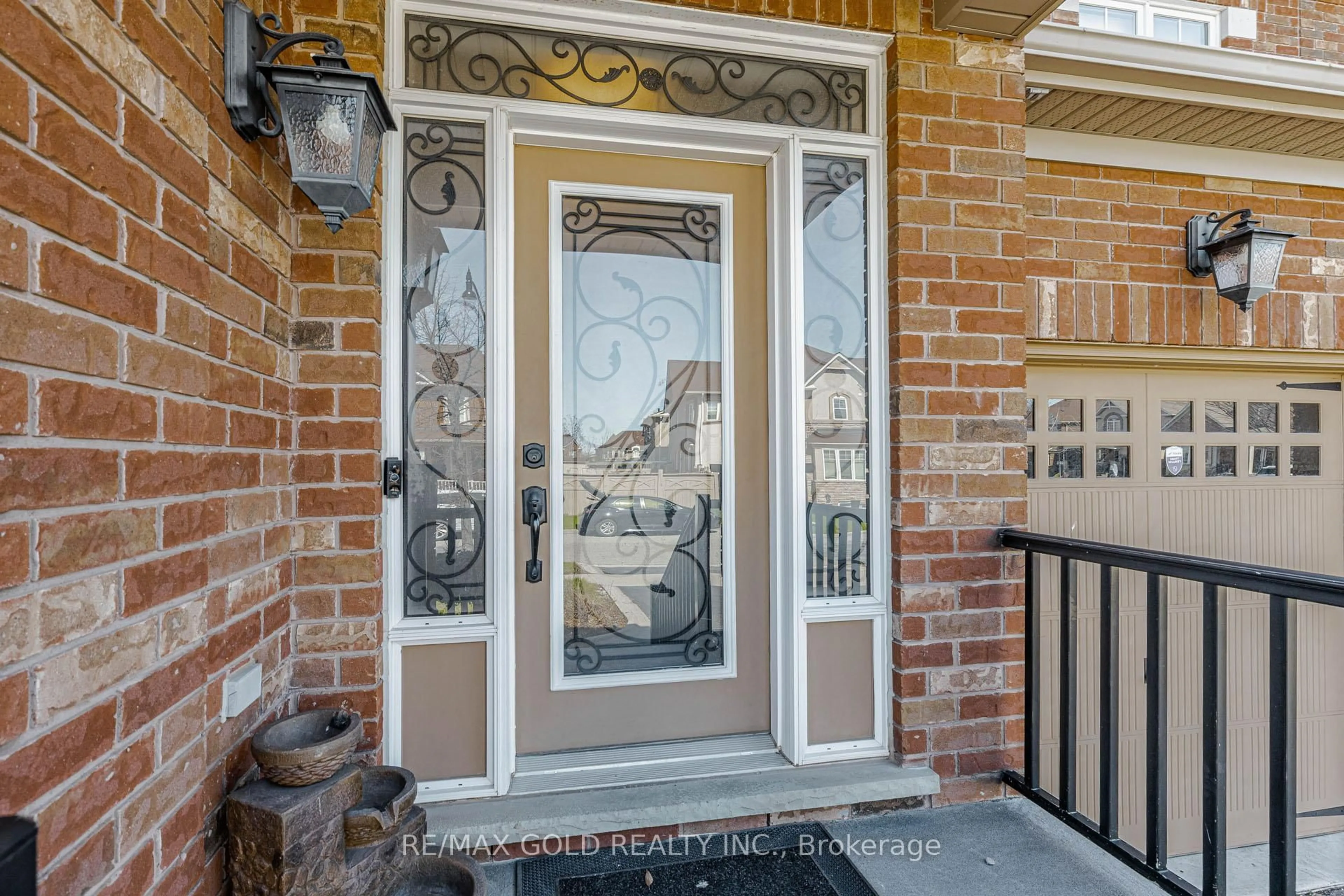 Indoor entryway for 26 Pine Island Way, Brampton Ontario L6X 0Z6