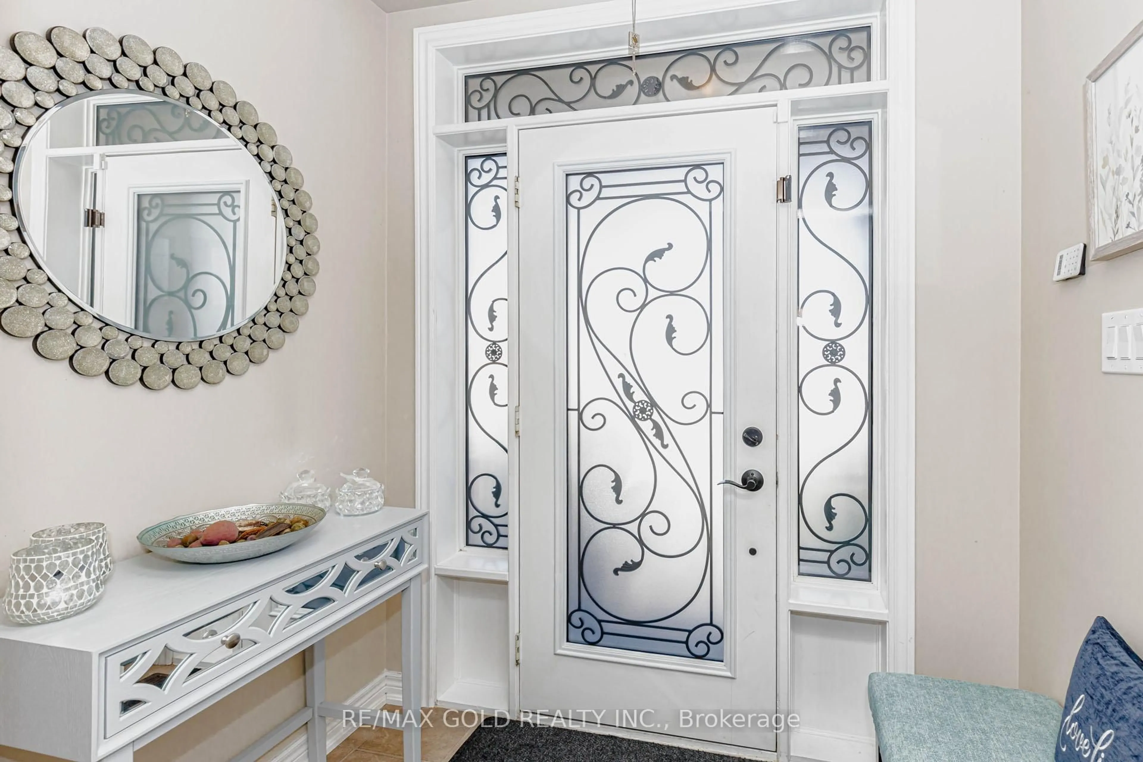 Indoor entryway for 26 Pine Island Way, Brampton Ontario L6X 0Z6