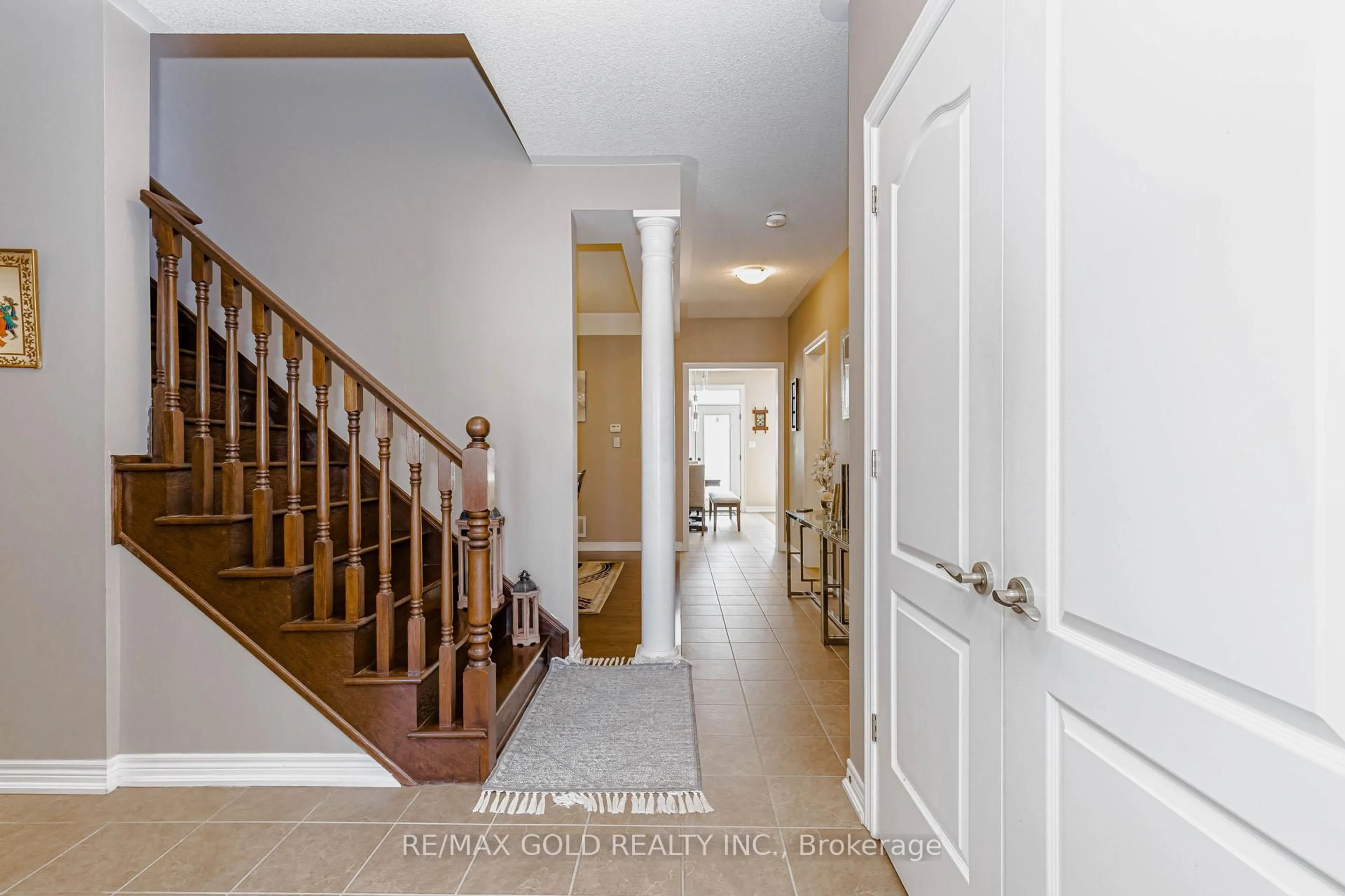 Indoor entryway for 26 Pine Island Way, Brampton Ontario L6X 0Z6