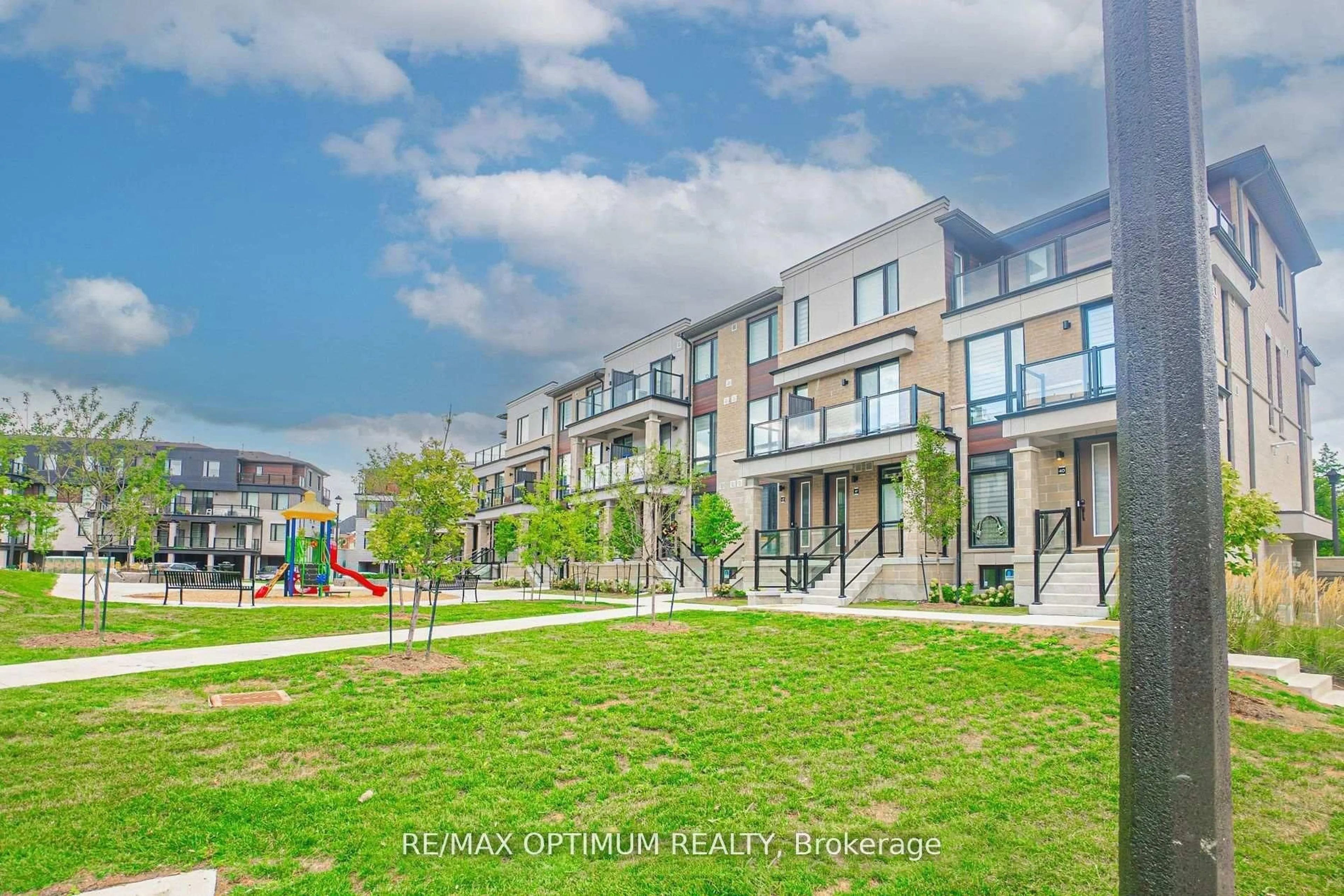 A pic from outside/outdoor area/front of a property/back of a property/a pic from drone, street for 45 Knotsberry Circ #46, Brampton Ontario L6Y 0C3