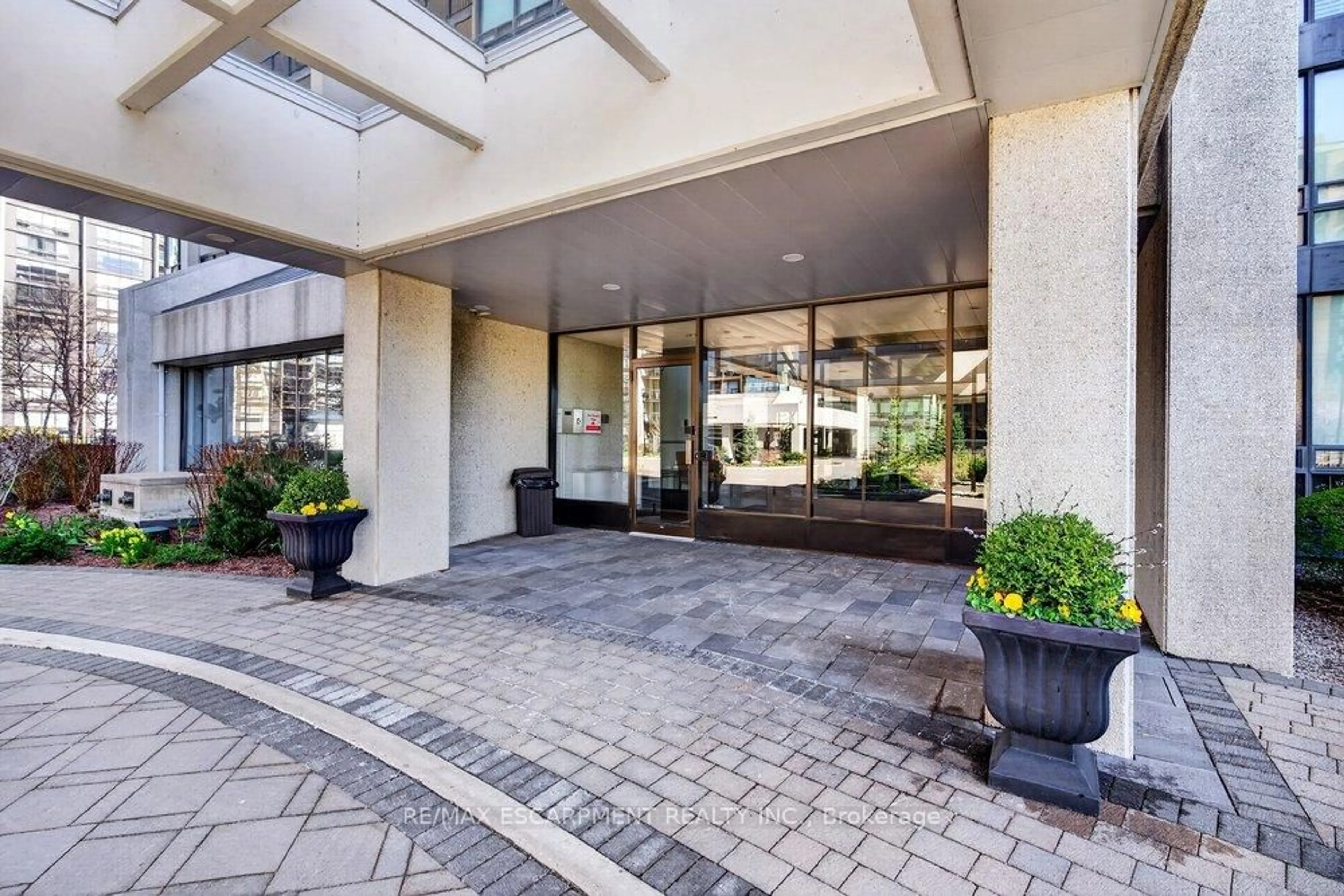 Indoor foyer for 2170 Marine Dr #1001, Oakville Ontario L6L 5V1