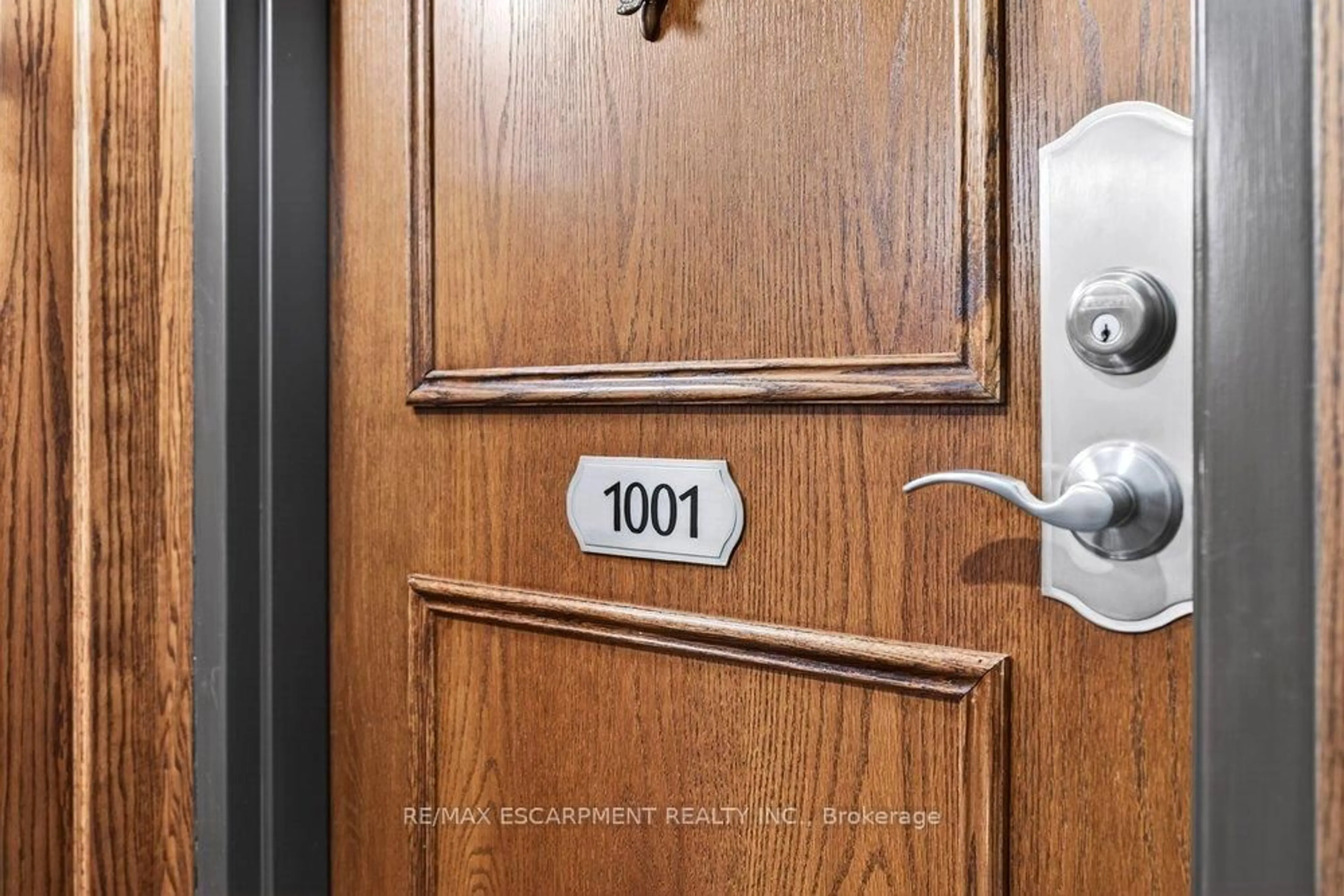 Indoor entryway for 2170 Marine Dr #1001, Oakville Ontario L6L 5V1