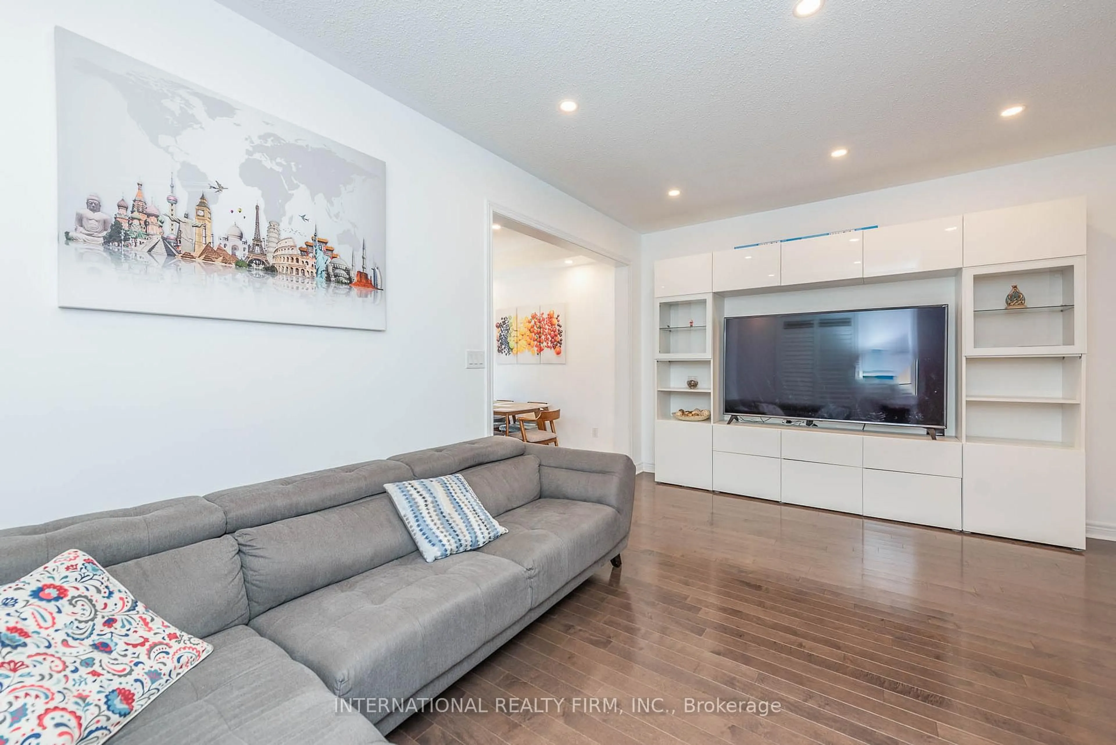 Living room with furniture, wood/laminate floor for 99 Huguenot Rd, Oakville Ontario L6H 0M3
