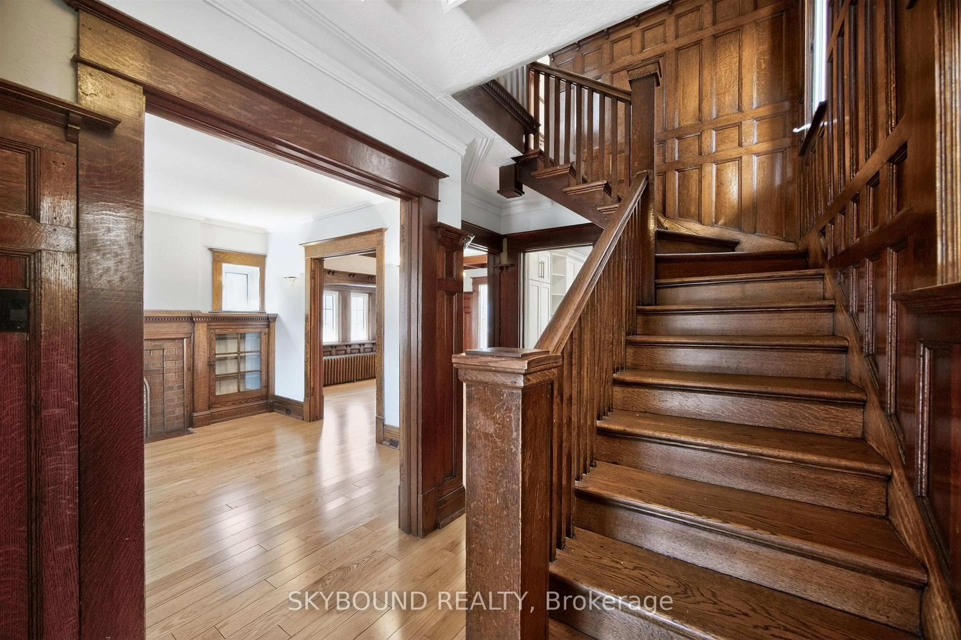 Indoor foyer for 426 Armadale Ave, Toronto Ontario M6S 3X8
