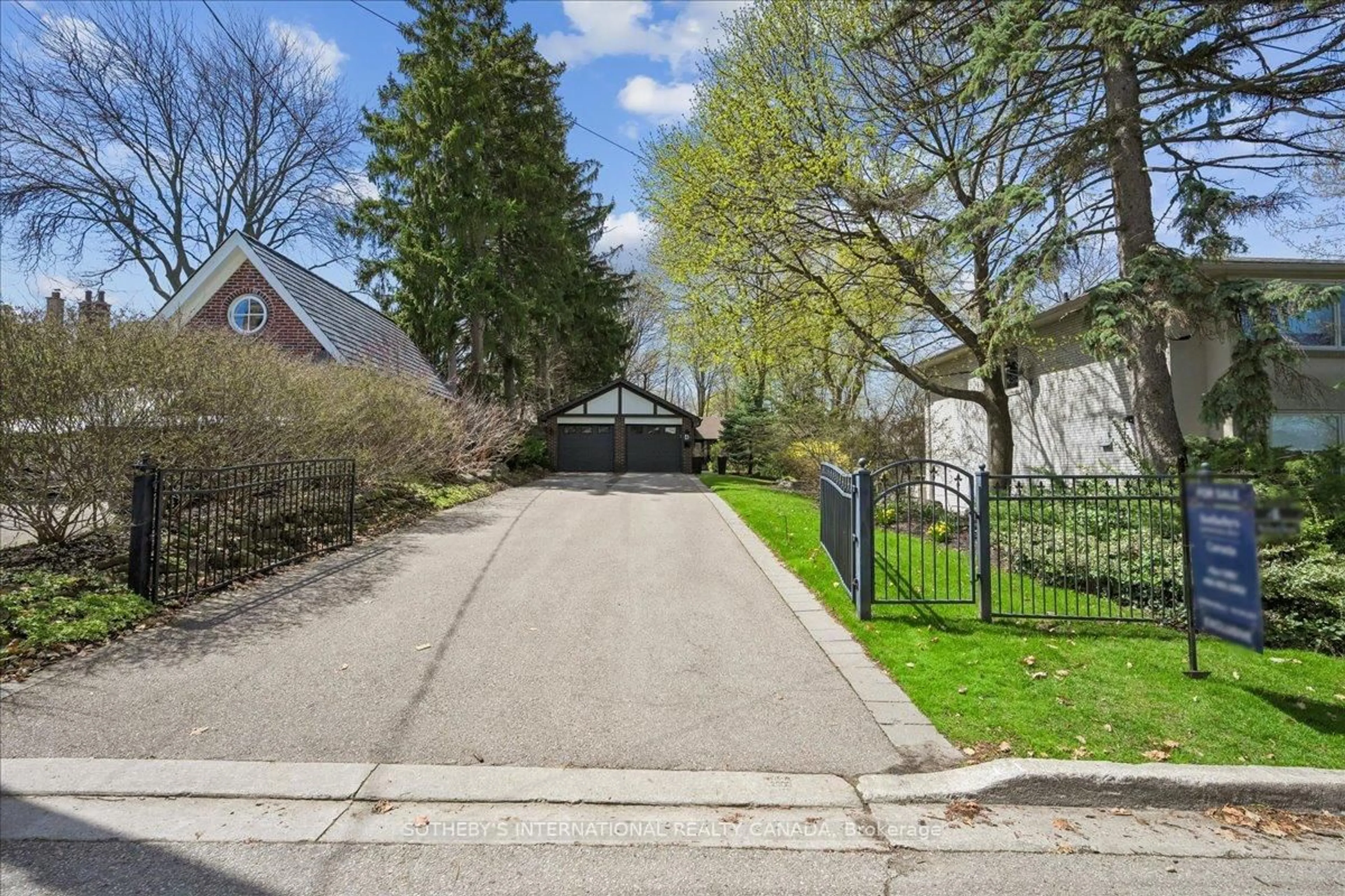 A pic from outside/outdoor area/front of a property/back of a property/a pic from drone, street for 4 Walford Rd, Toronto Ontario M8X 2P1