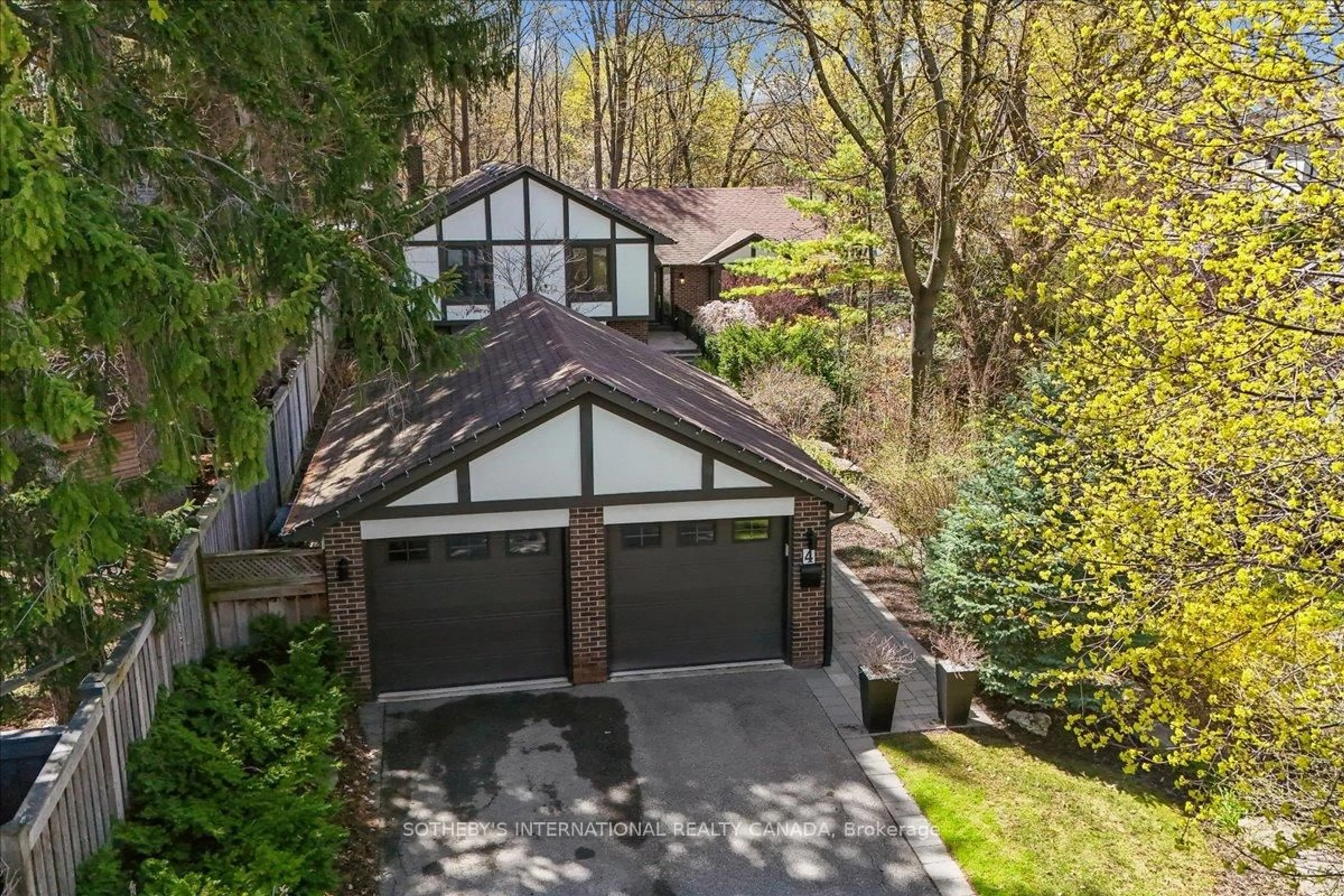 A pic from outside/outdoor area/front of a property/back of a property/a pic from drone, street for 4 Walford Rd, Toronto Ontario M8X 2P1