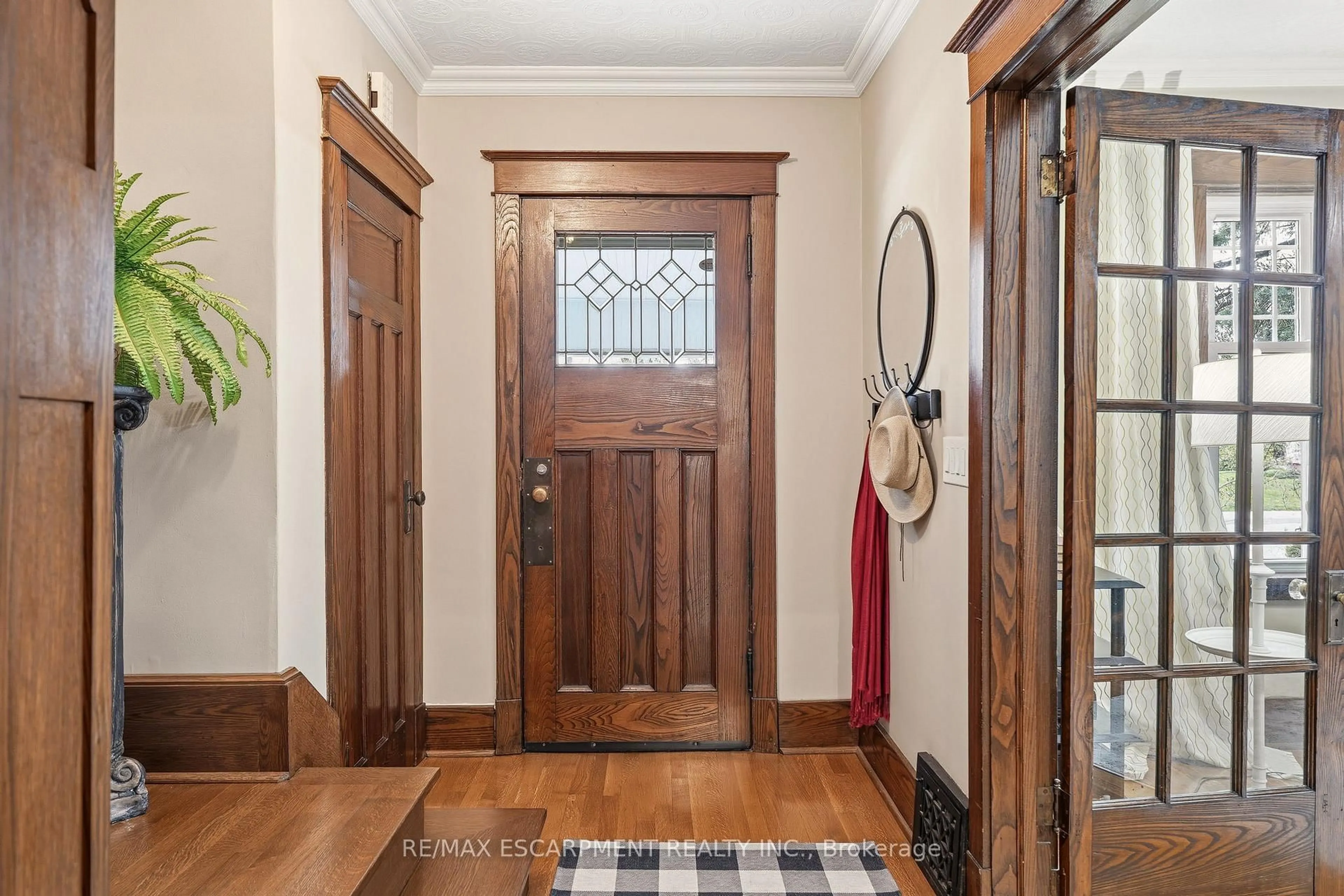 Indoor entryway for 2116 Caroline St, Burlington Ontario L7R 1L8
