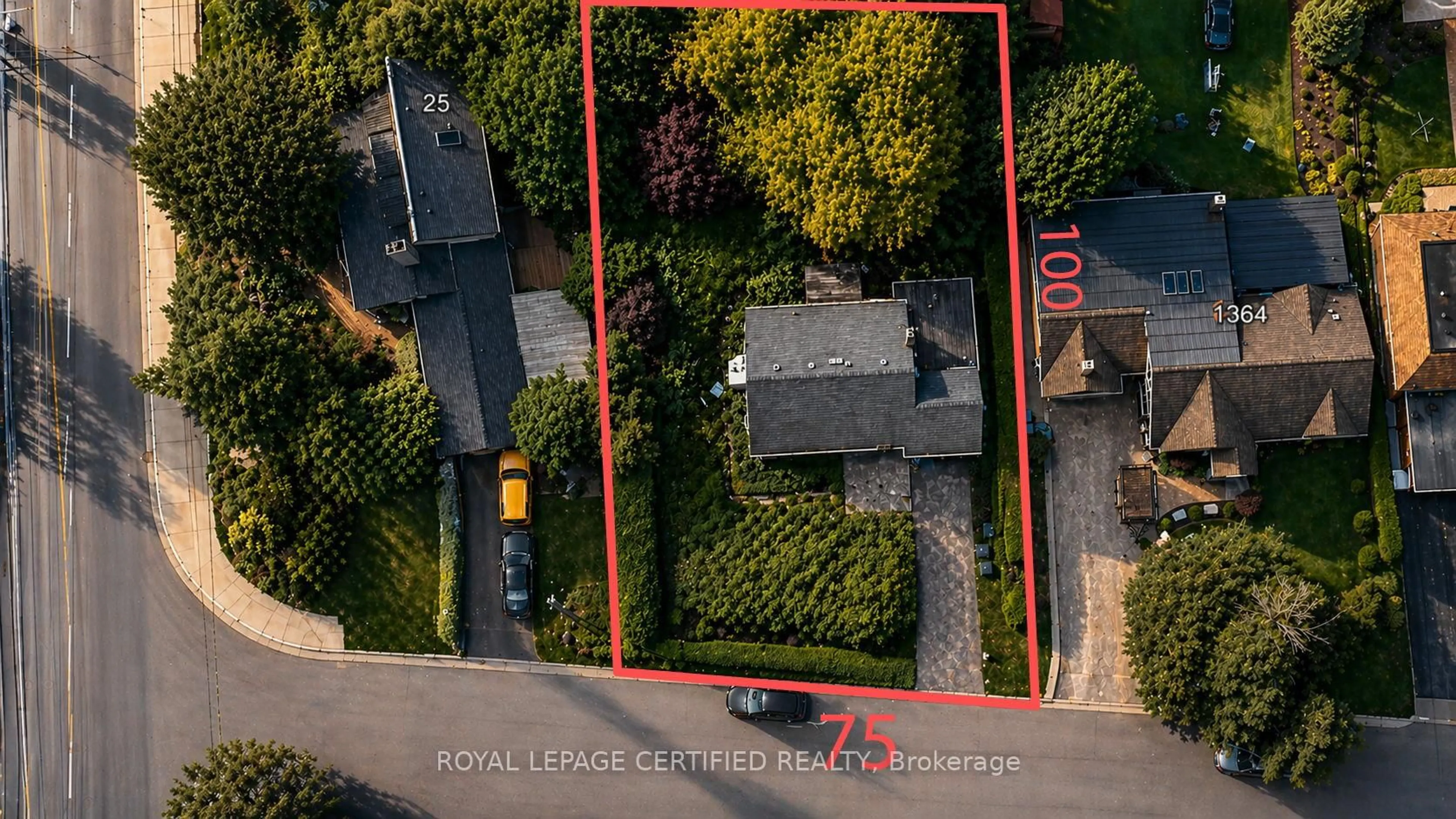 A pic from outside/outdoor area/front of a property/back of a property/a pic from drone, street for 1348 Hollyrood Ave, Mississauga Ontario L5G 3J4