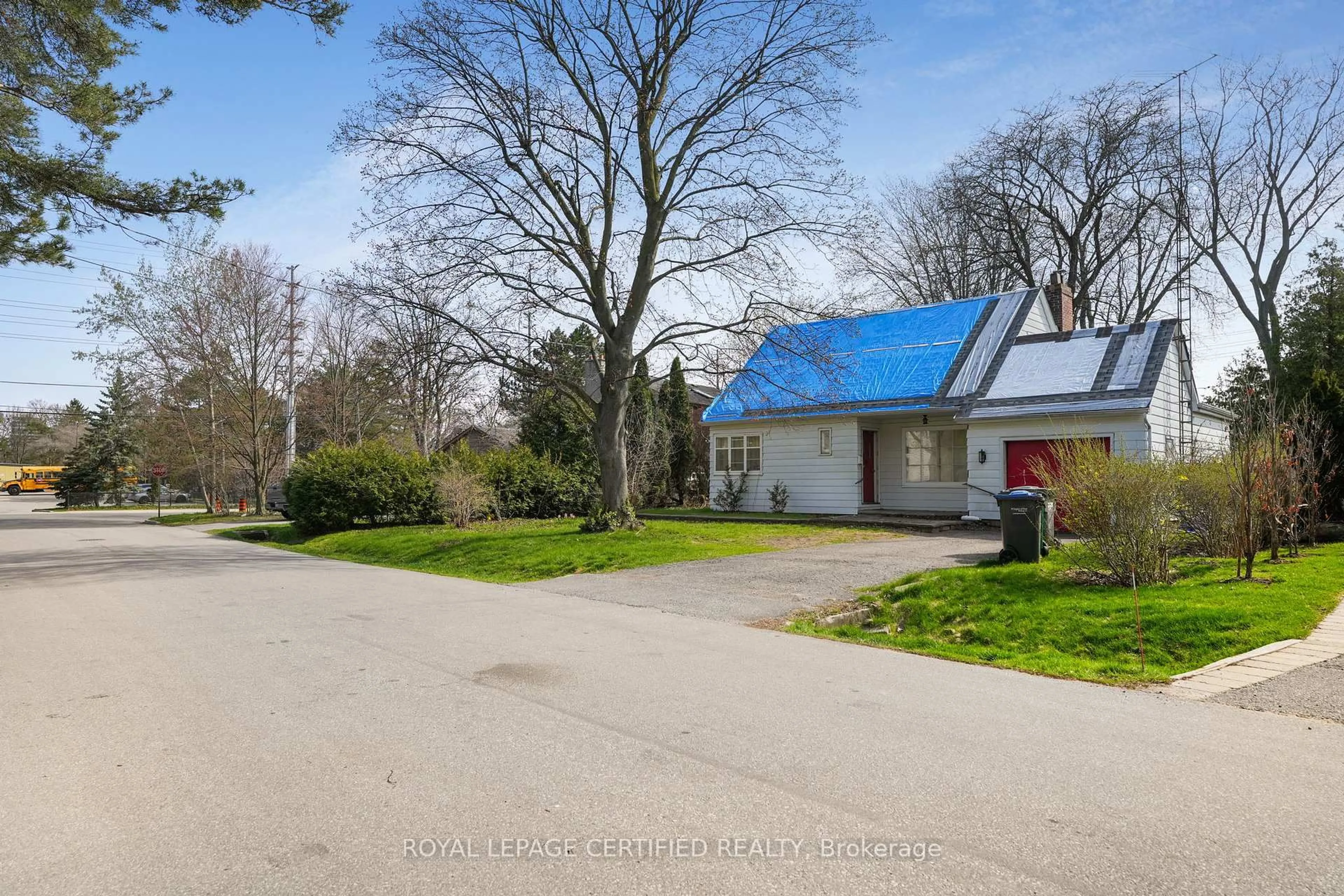 A pic from outside/outdoor area/front of a property/back of a property/a pic from drone, street for 1348 Hollyrood Ave, Mississauga Ontario L5G 3J4