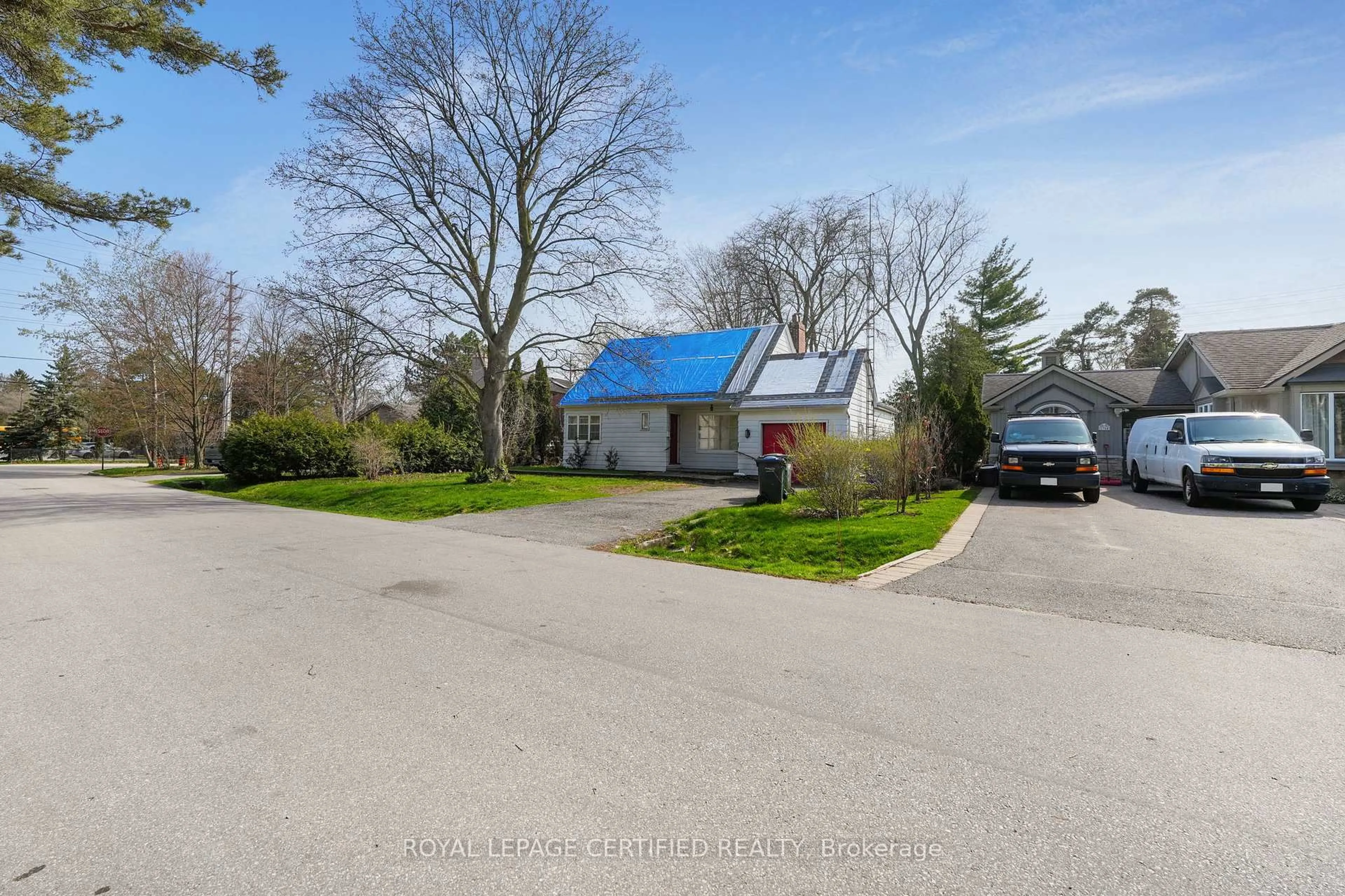 A pic from outside/outdoor area/front of a property/back of a property/a pic from drone, street for 1348 Hollyrood Ave, Mississauga Ontario L5G 3J4