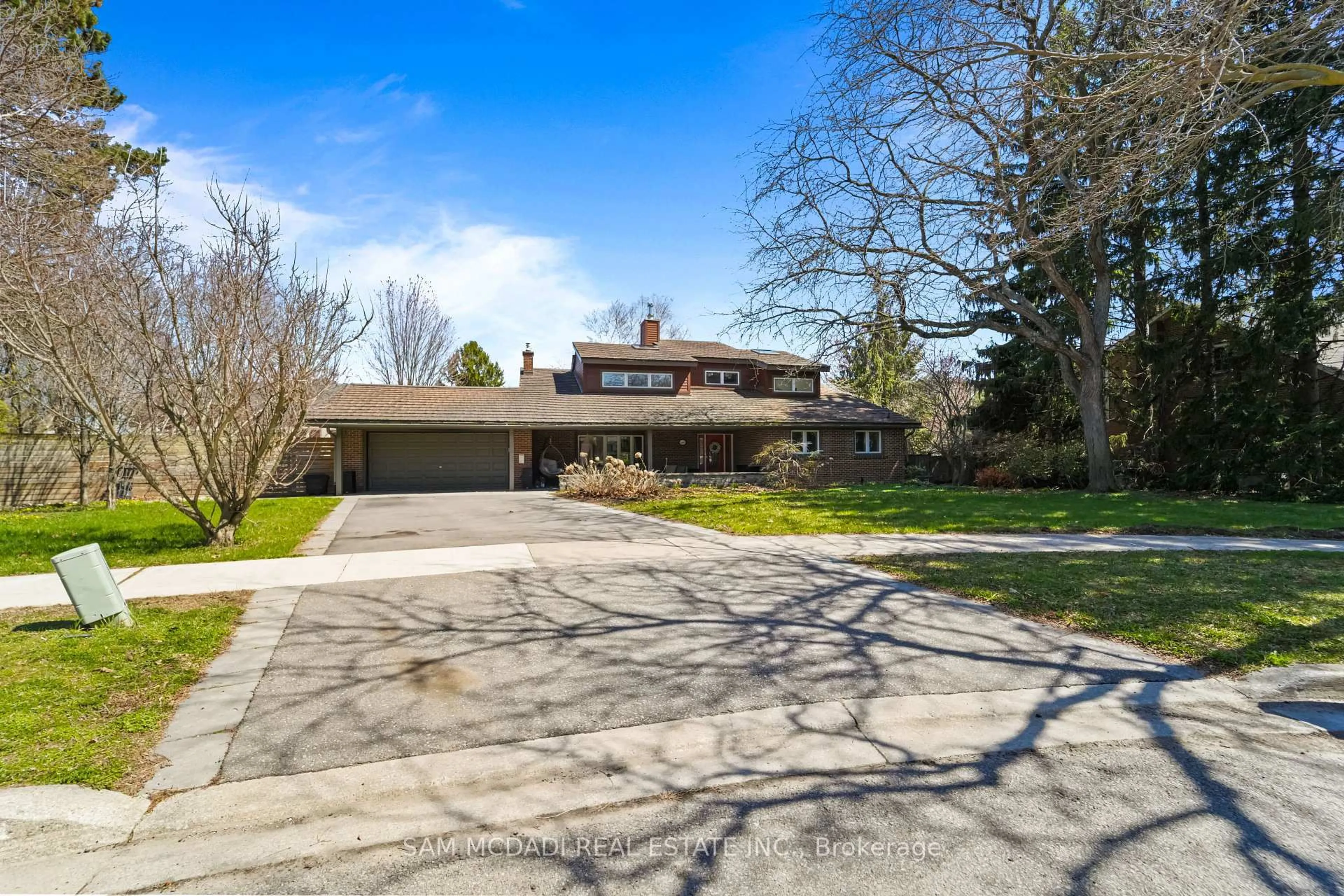 A pic from outside/outdoor area/front of a property/back of a property/a pic from drone, street for 1460 Halyard Crt, Mississauga Ontario L5J 1B1