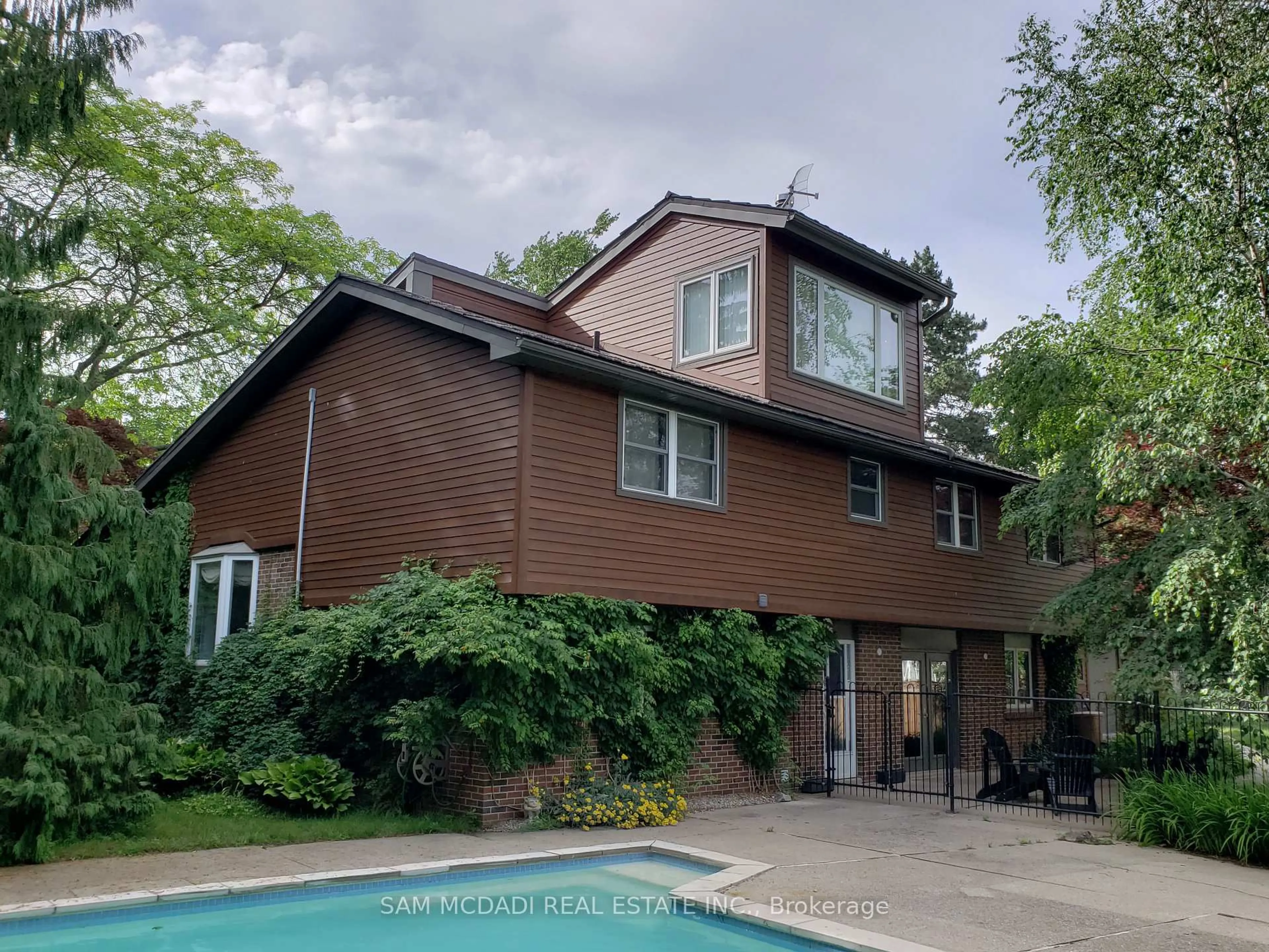 Home with brick exterior material, unknown for 1460 Halyard Crt, Mississauga Ontario L5J 1B1