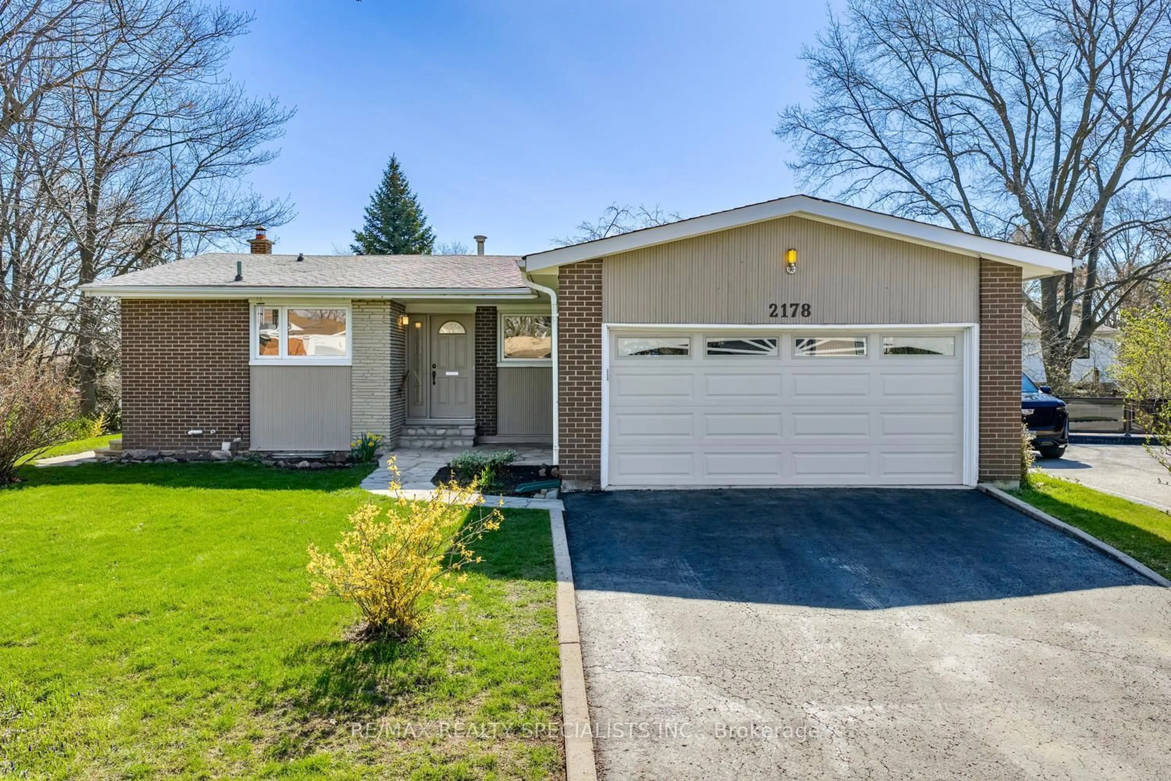 Home with vinyl exterior material, street for 2178 Belfast Cres, Mississauga Ontario L5K 1N8
