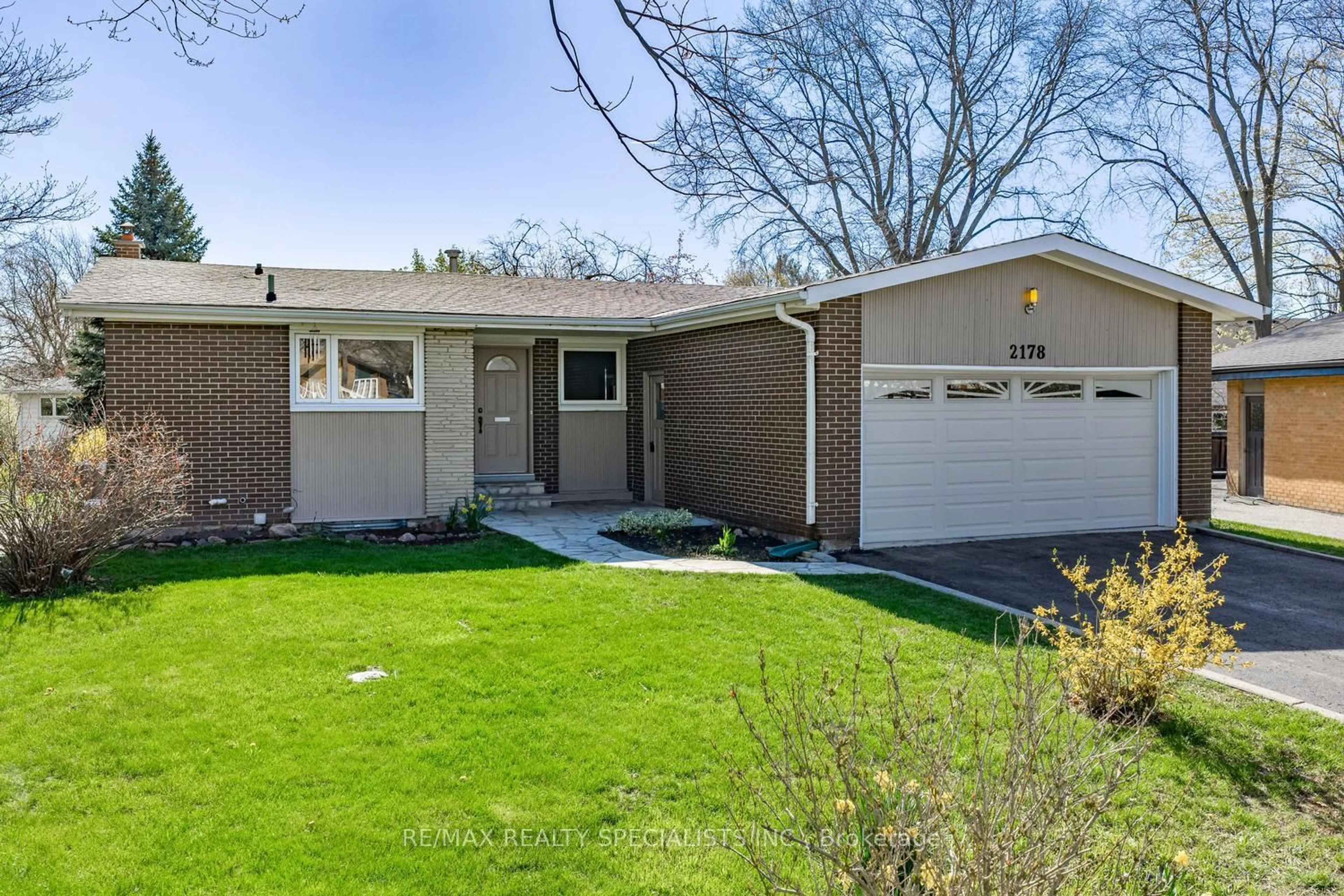 Home with vinyl exterior material, street for 2178 Belfast Cres, Mississauga Ontario L5K 1N8