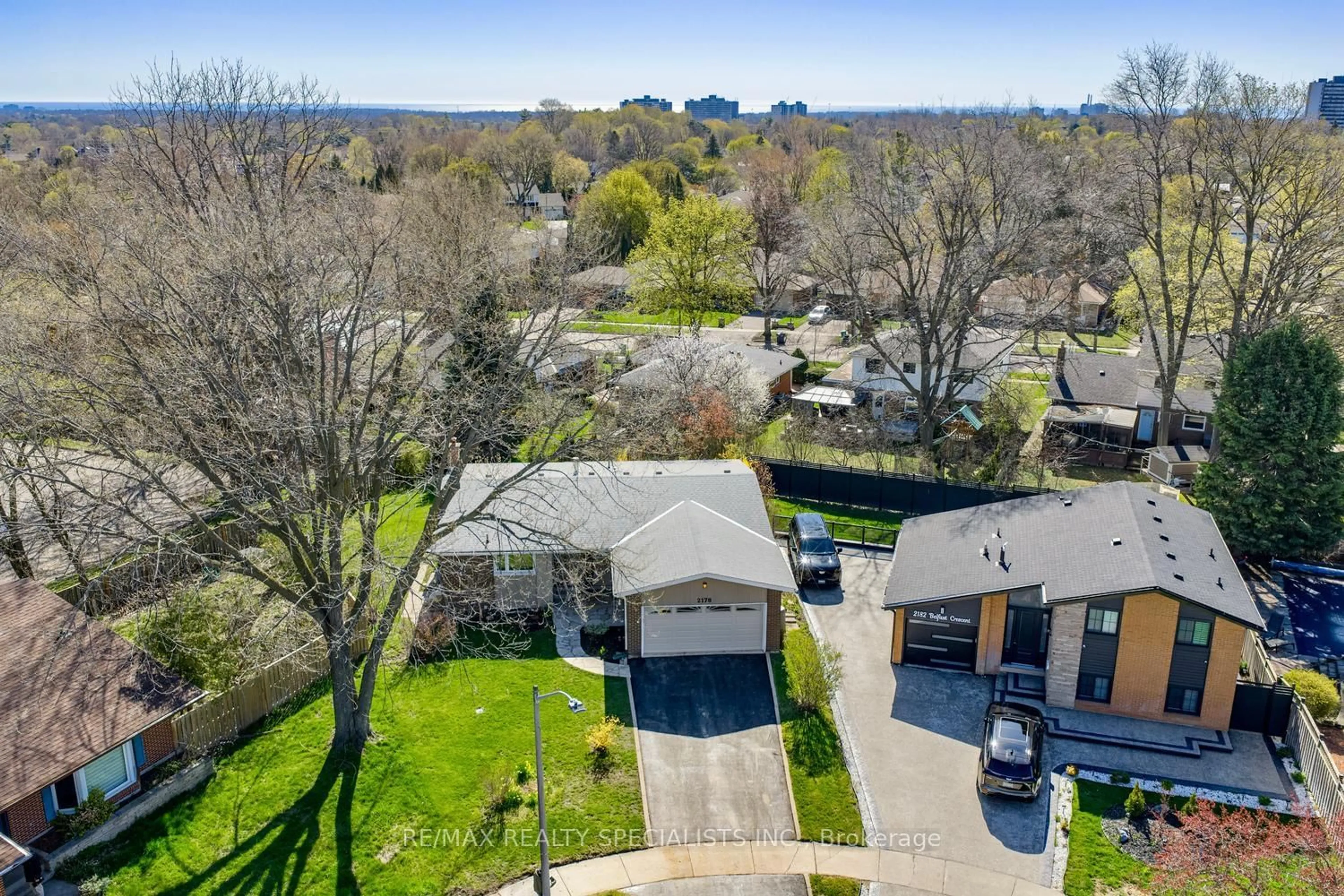 A pic from outside/outdoor area/front of a property/back of a property/a pic from drone, street for 2178 Belfast Cres, Mississauga Ontario L5K 1N8
