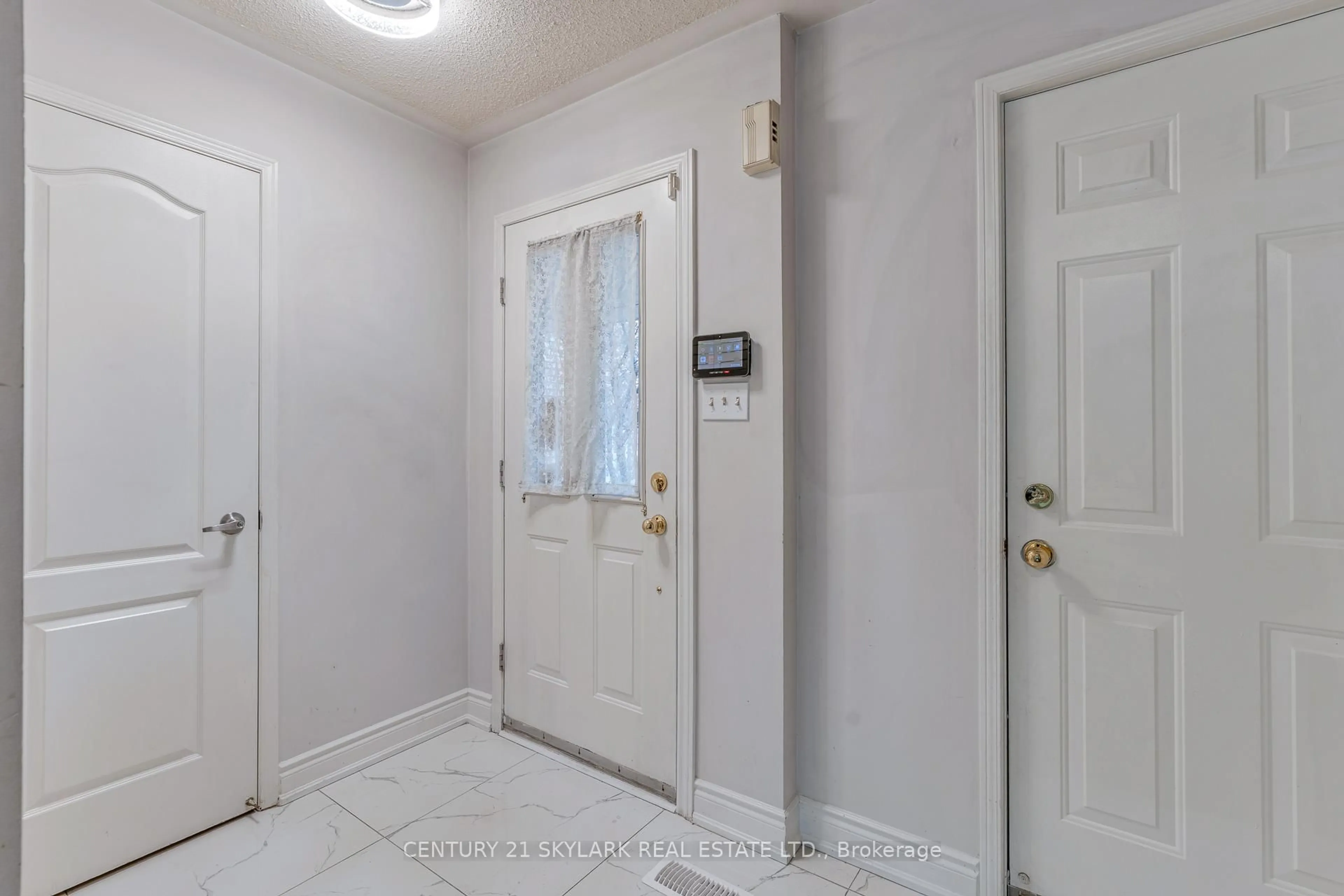 Indoor entryway for 2665 Thomas St #25, Mississauga Ontario L5M 6G4
