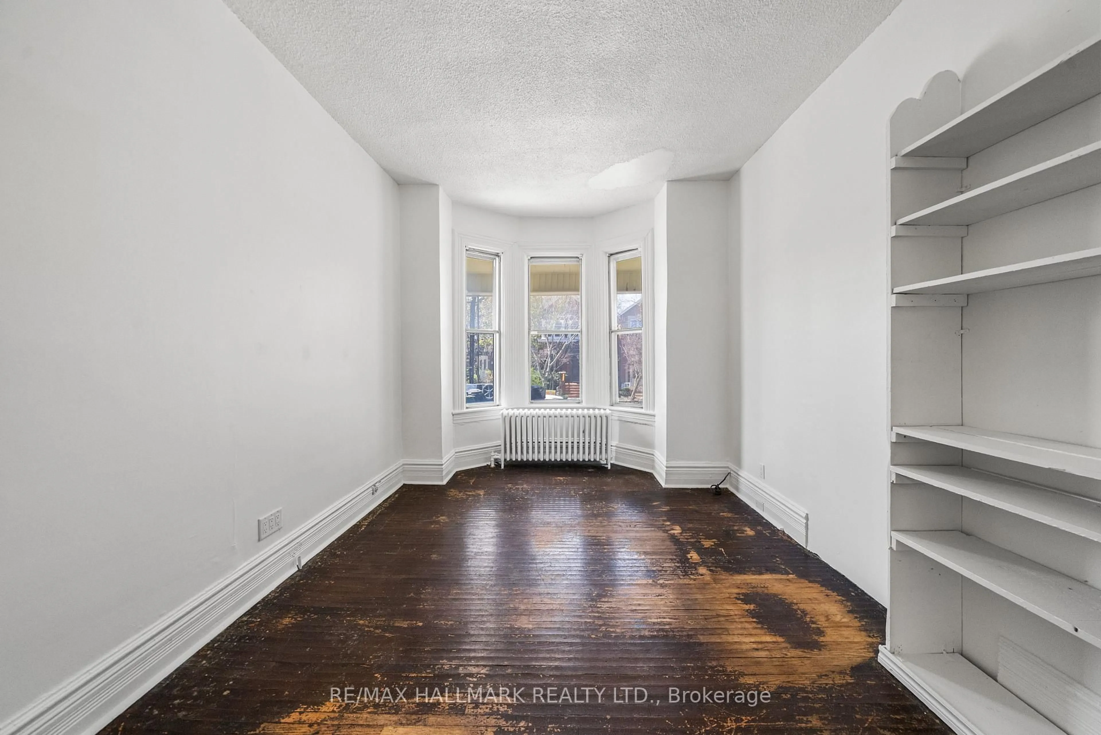 Indoor entryway for 385 Delaware Ave, Toronto Ontario M6H 2T7