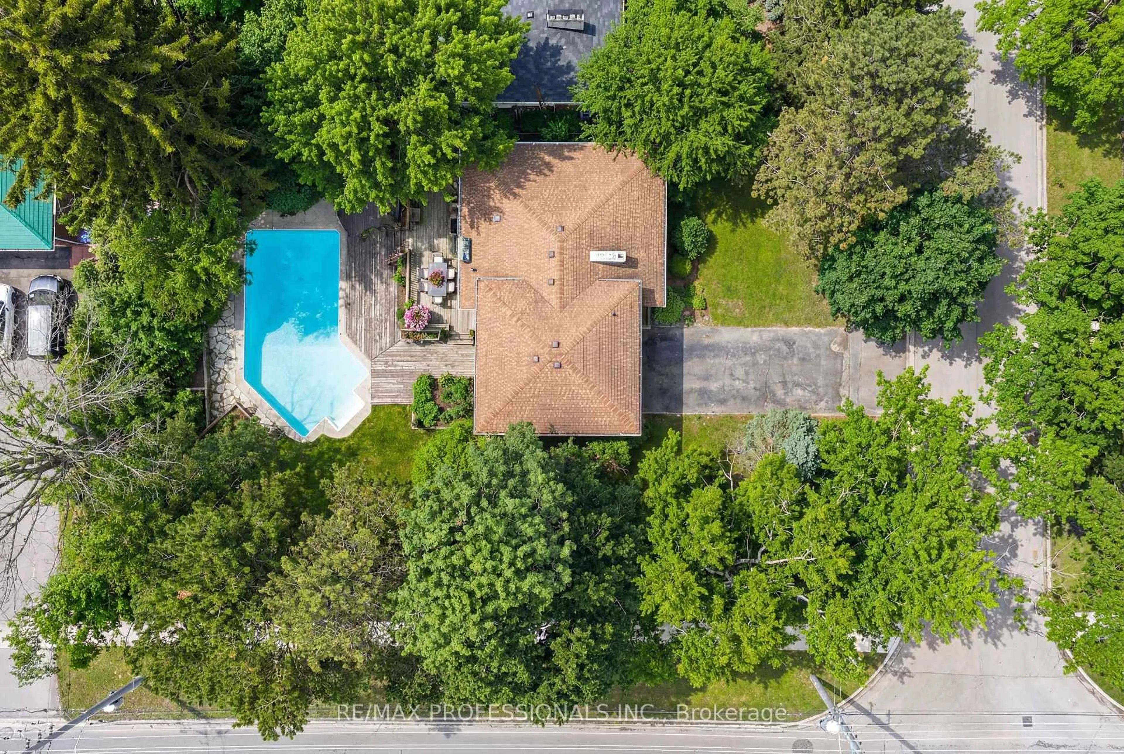 A pic from outside/outdoor area/front of a property/back of a property/a pic from drone, street for 508 Vanessa Cres, Mississauga Ontario L5H 2N3