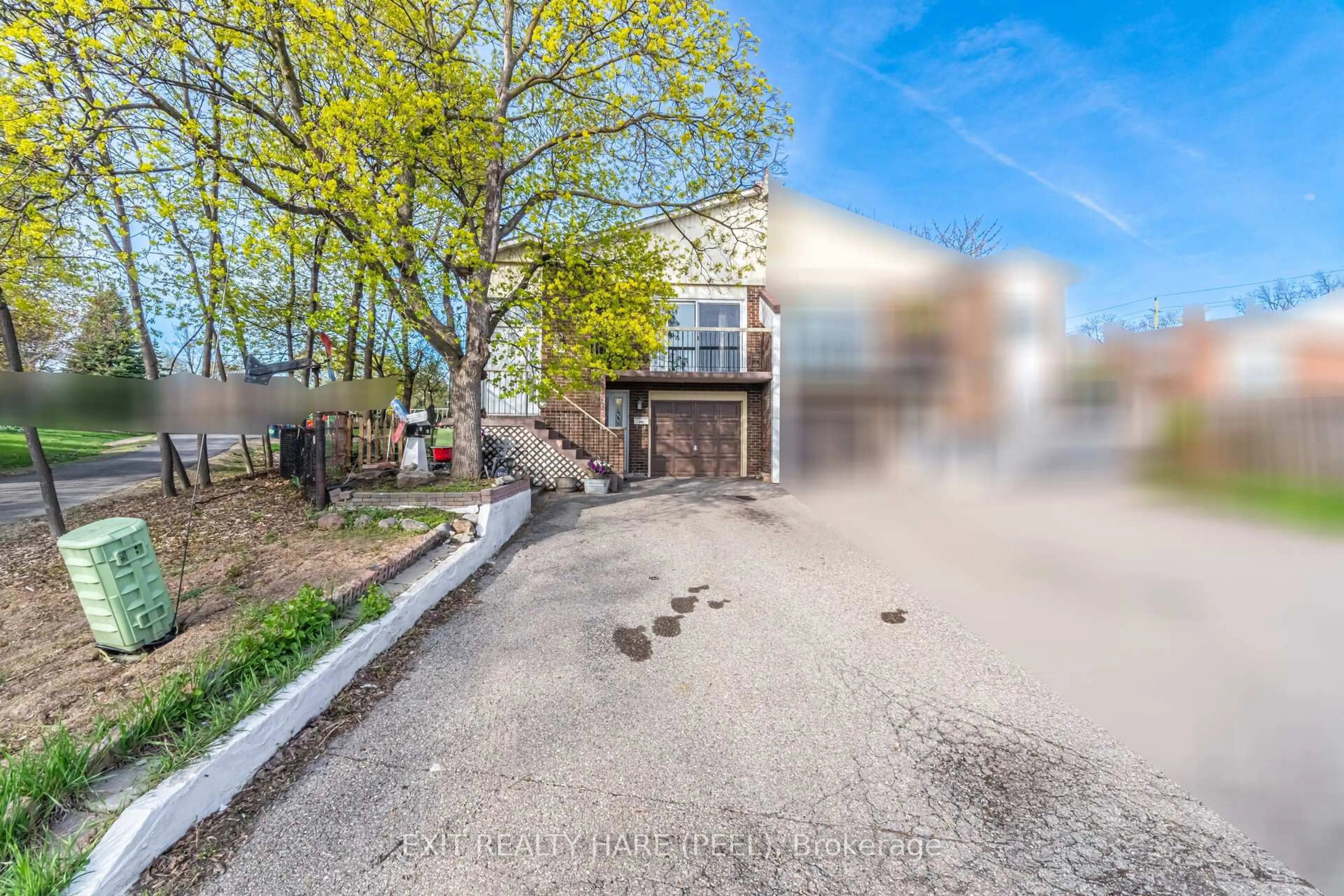 A pic from outside/outdoor area/front of a property/back of a property/a pic from drone, street for 30 Thorsby Crt, Brampton Ontario L6V 3T9