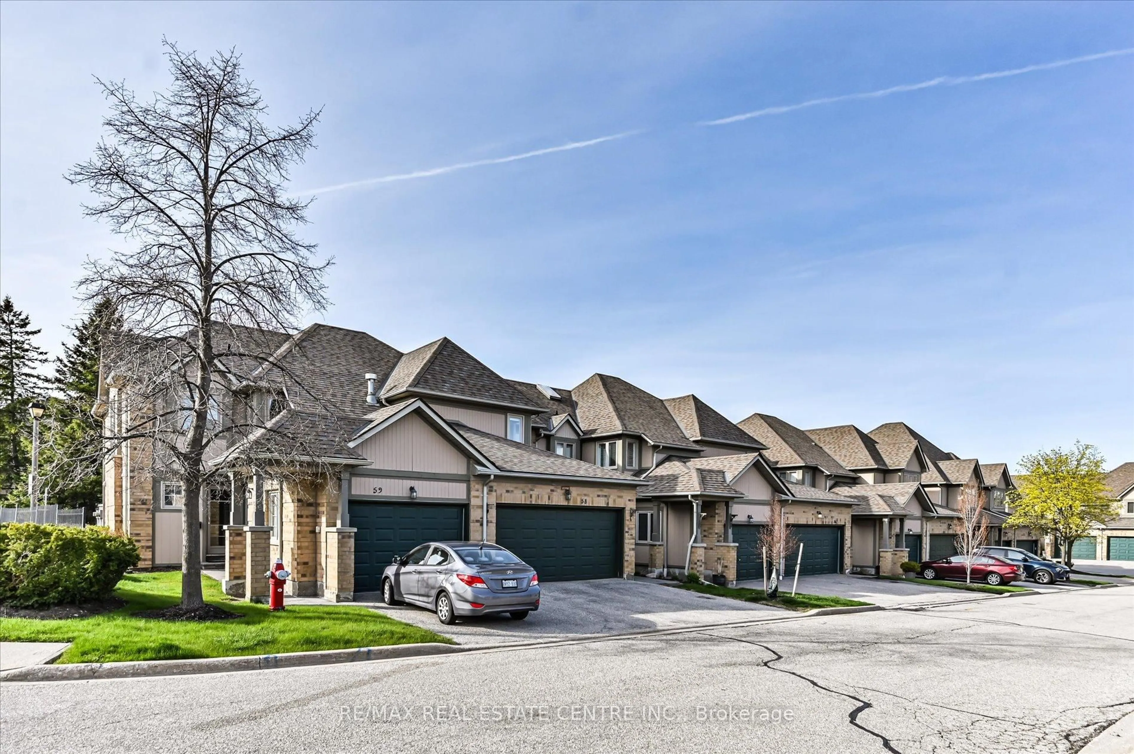 A pic from outside/outdoor area/front of a property/back of a property/a pic from drone, street for 5662 Glen Erin Dr #58, Mississauga Ontario L5M 6C4