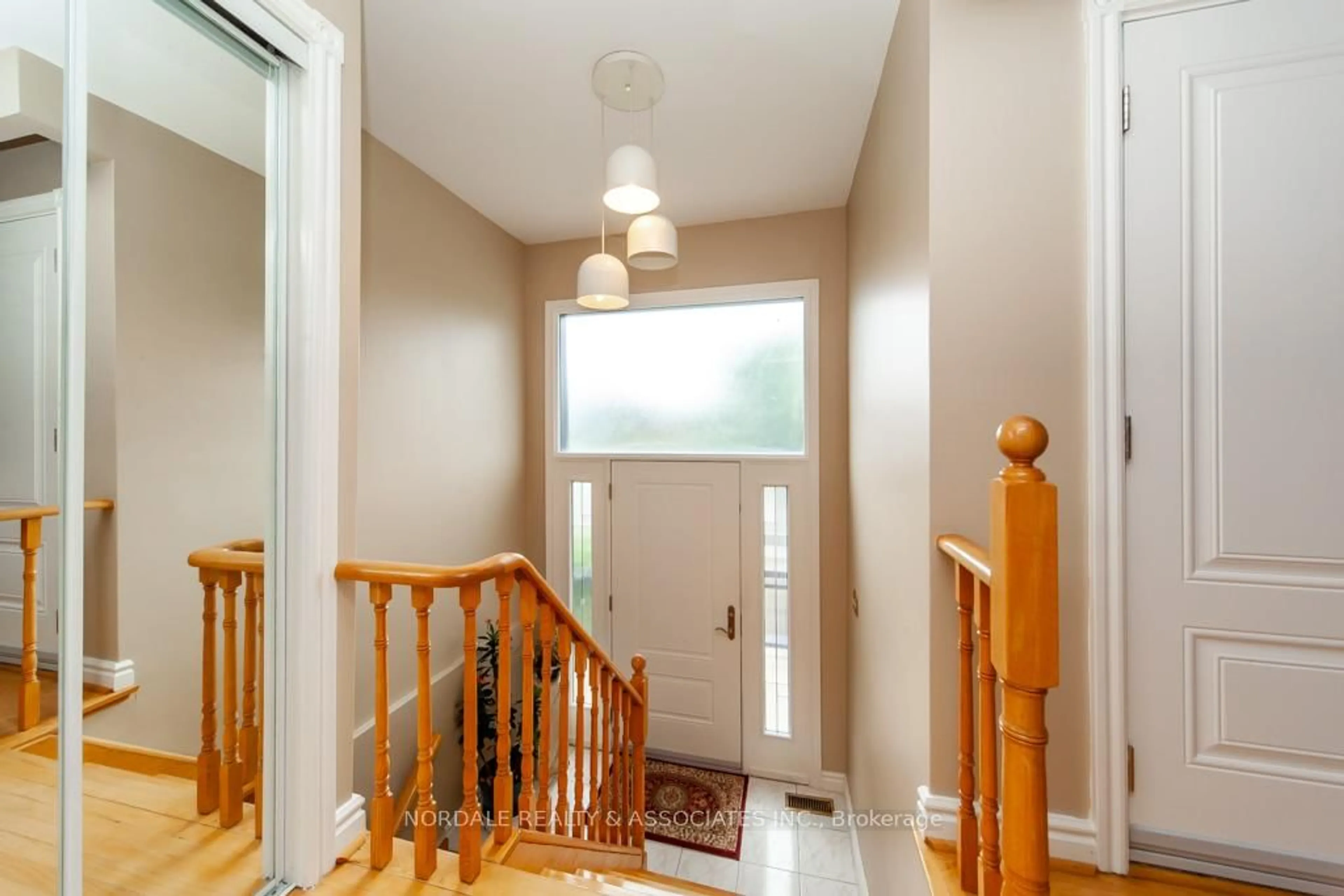 Indoor entryway for 288 Hullmar Dr, Toronto Ontario M3N 2G1