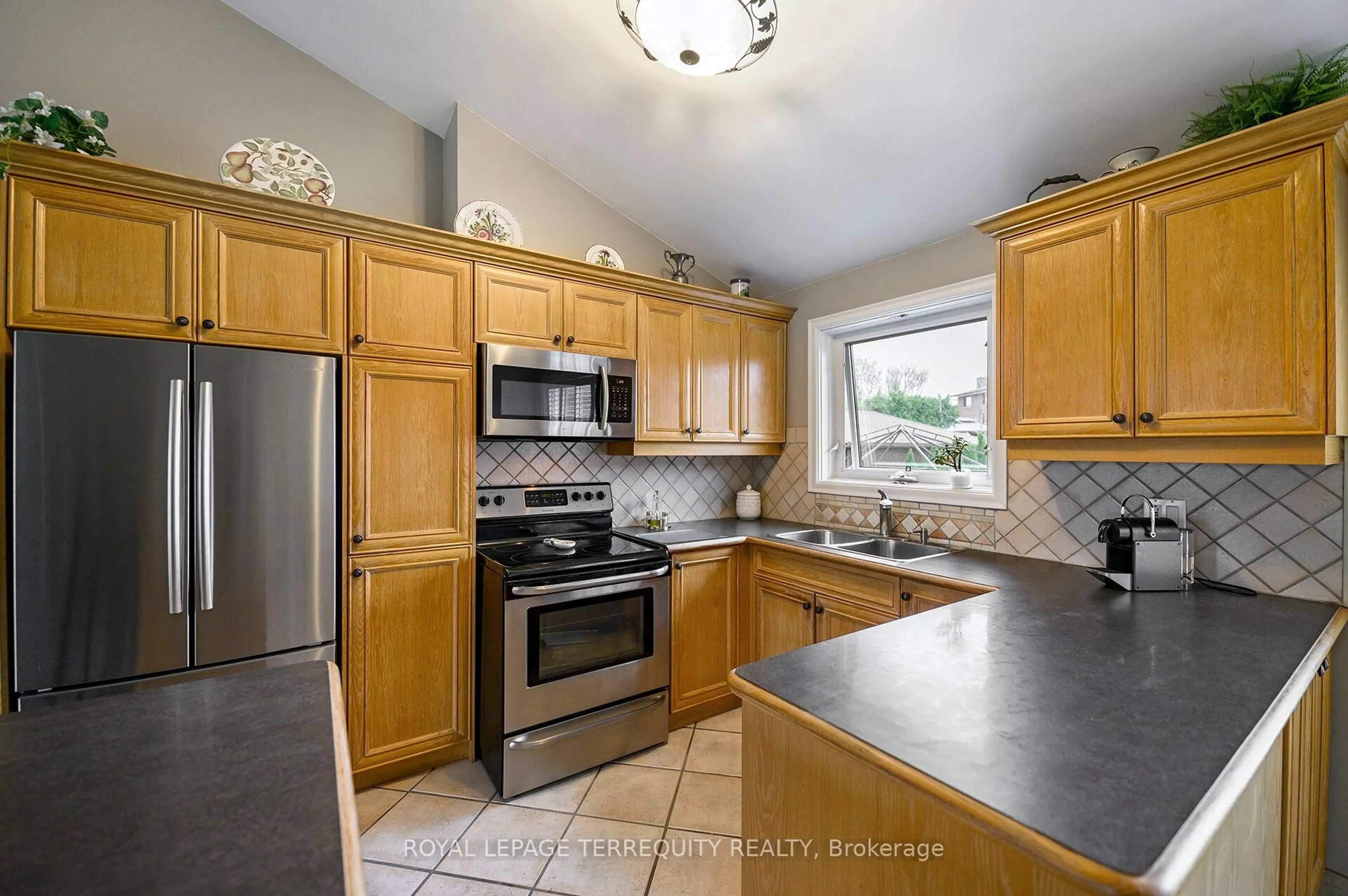 Standard kitchen, ceramic/tile floor for 136 Strathburn Blvd, Toronto Ontario M9M 2L1