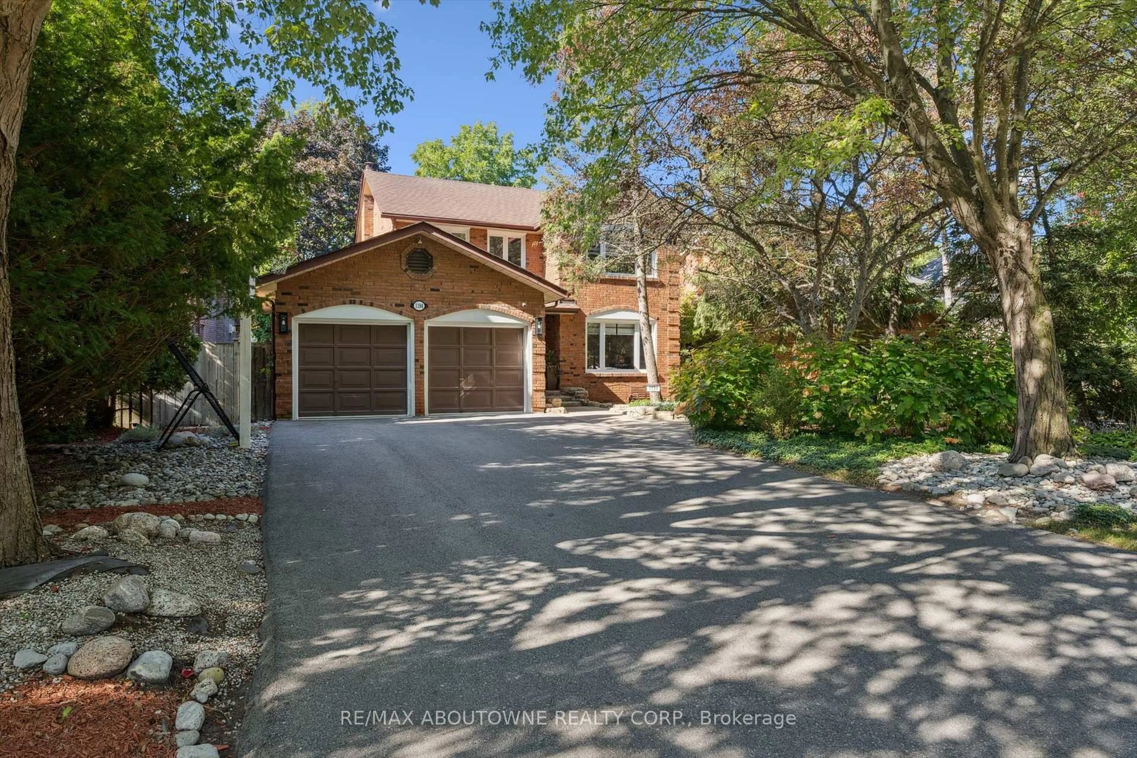 A pic from outside/outdoor area/front of a property/back of a property/a pic from drone, street for 1194 Queen Victoria Ave, Mississauga Ontario L5H 3H3