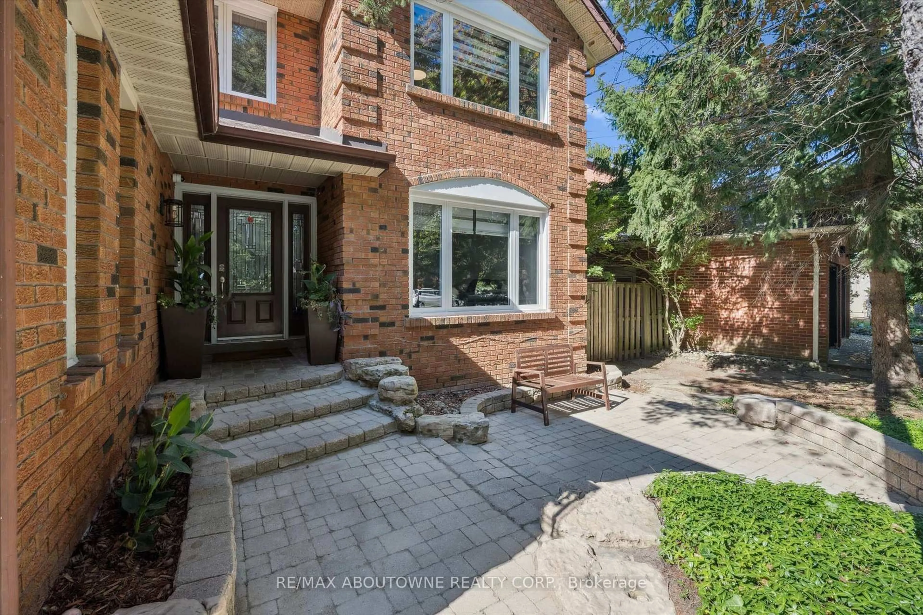 Home with brick exterior material, street for 1194 Queen Victoria Ave, Mississauga Ontario L5H 3H3